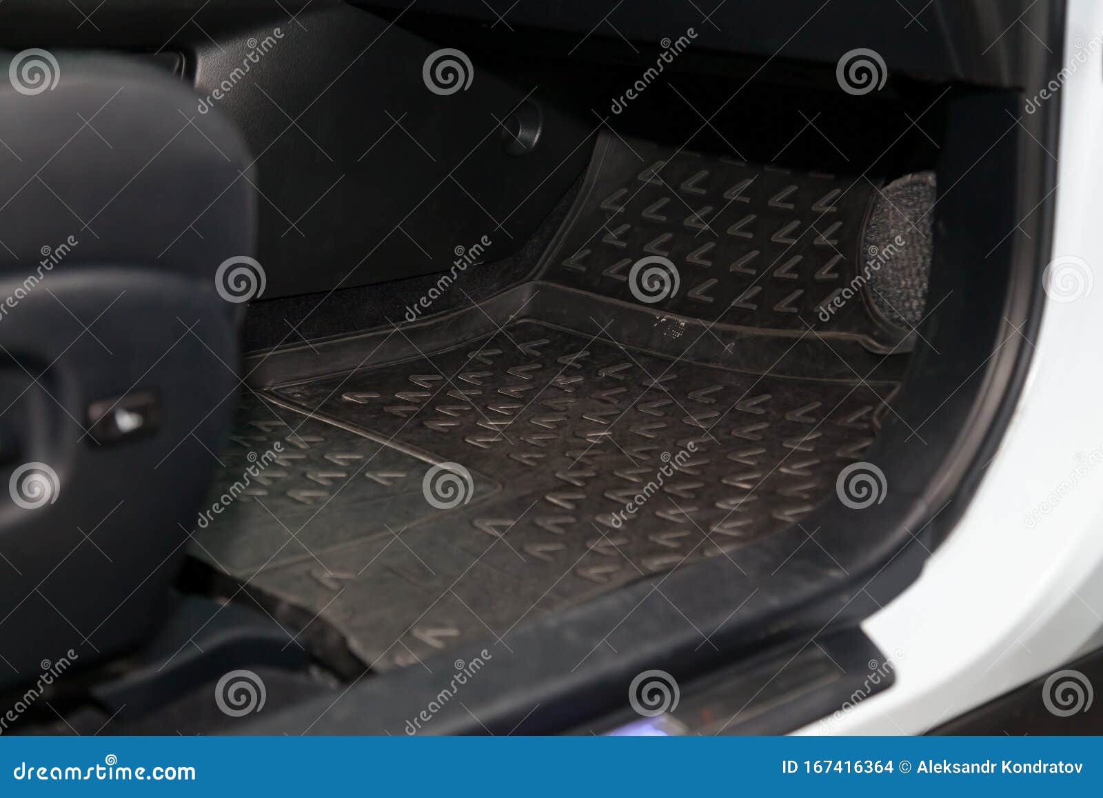 Tapis De Sol De Sales Voiture Du Caoutchouc Noir Sous Le Siège De Passager  Dans L'atelier Pour Véhicule Détaillant Avant Le Netto Photo stock - Image  du noir, intérieur: 167416364