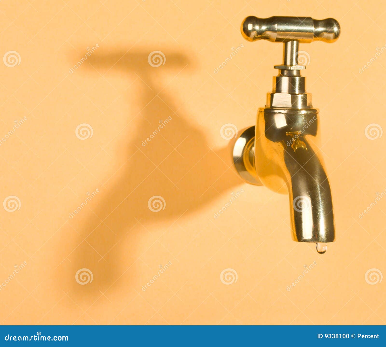 Tapkraan in oranje muur met waterdaling stock foto afbeelding ...