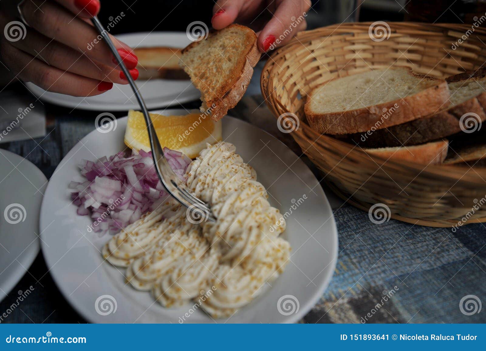 Taramasalata Oder Taramosalata Ist Ein Griechisches Meze Das Vom Tarama Vom Gesalzenen Und Kurierten Rogen Des Kabeljaus Des K Stockbild Bild Von Sauber Gebildet Taramasalata Oder Taramosalata Ist Ein Griechisches Meze Das Vom Tarama Vom Gesalzenen Und Kurierten Rogen Des Kabeljaus Des K Stockbild Bild Von Sauber Gebildet