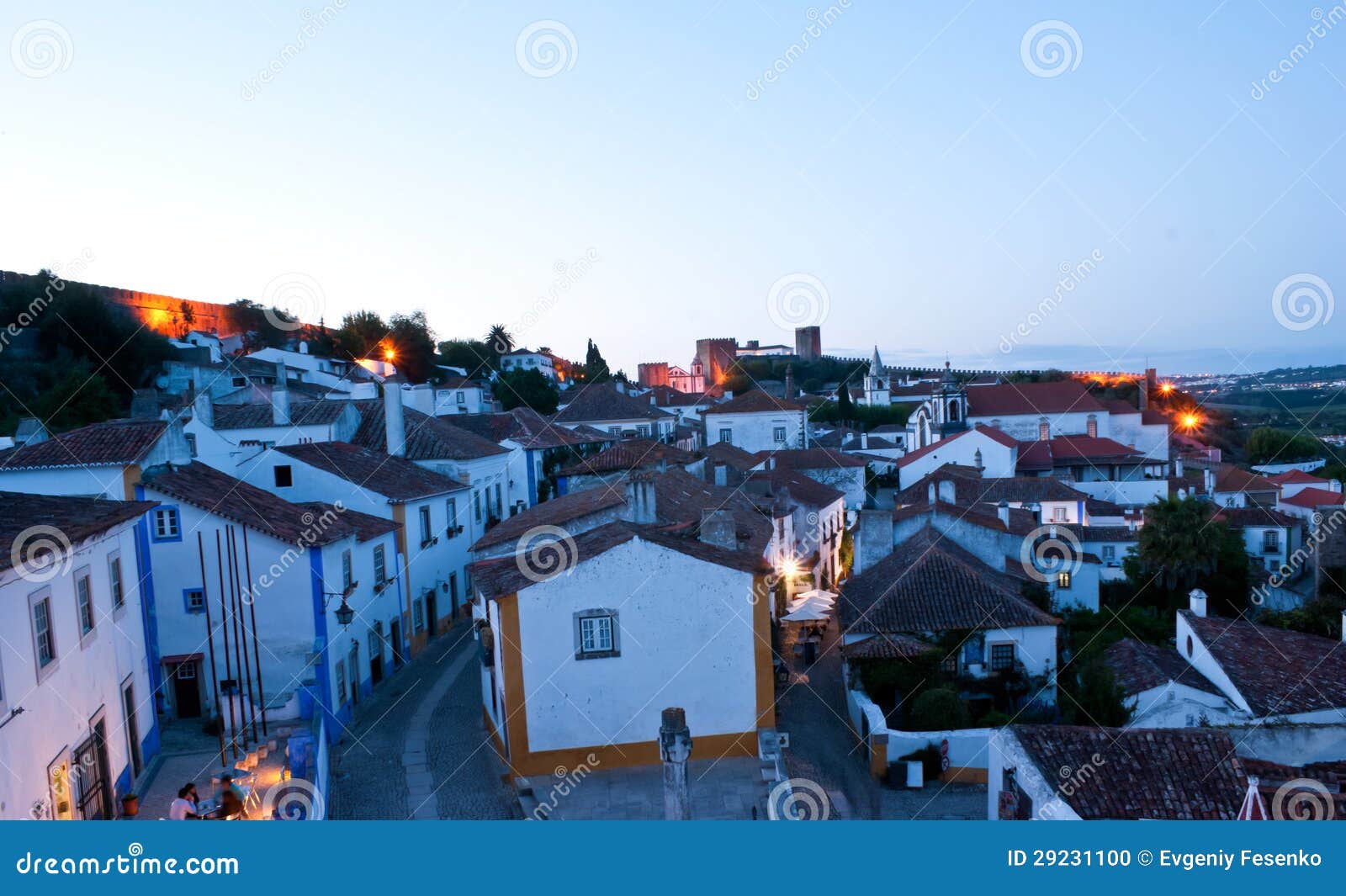 Tarde en la pequeña ciudad. El paseo agradable en obidos de una pequeña ciudad, Portugal de la tarde