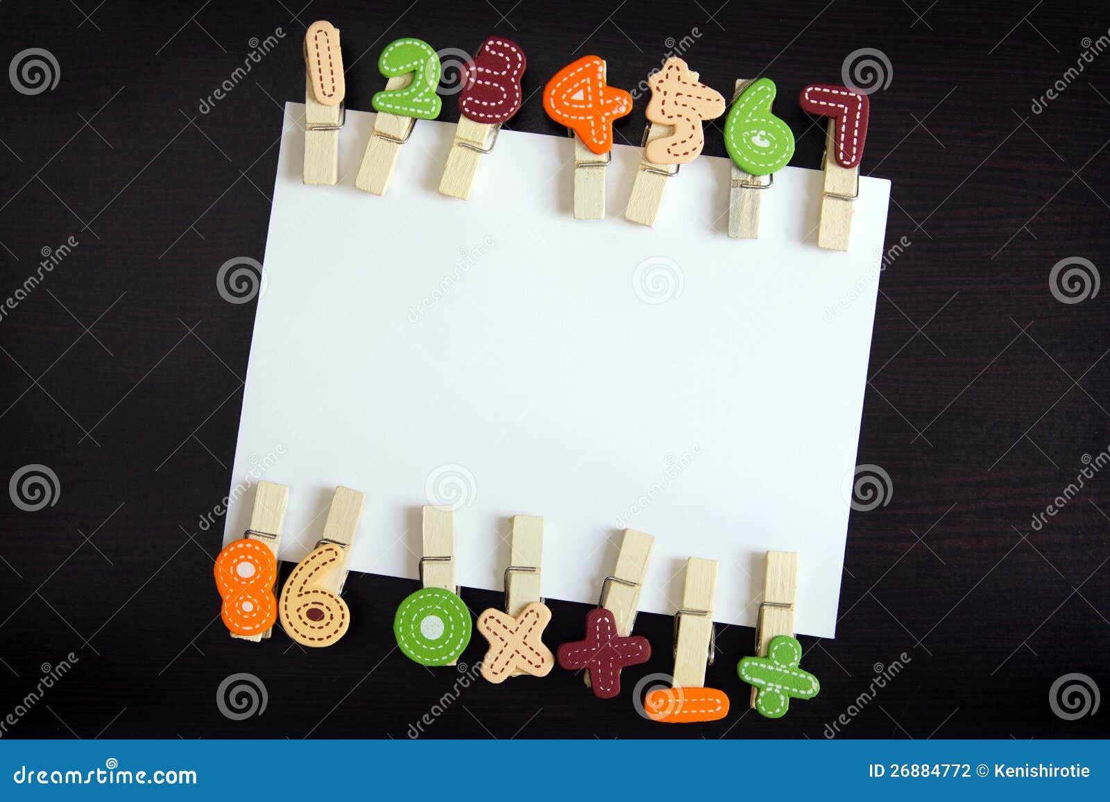Tarjeta blanca con el clothespin. Tarjeta en blanco blanca rodeada por el clothespin en fondo de madera negro