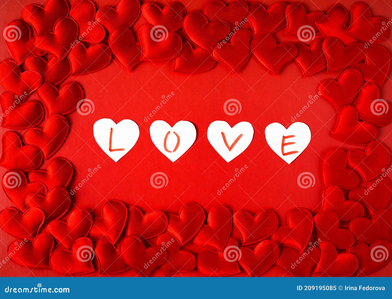 Corazón de San Valentín rojo en una mano de hombre en la pared azul de  fondo. Tarjeta de felicitación con copia espacio para el texto Fotografía  de stock - Alamy