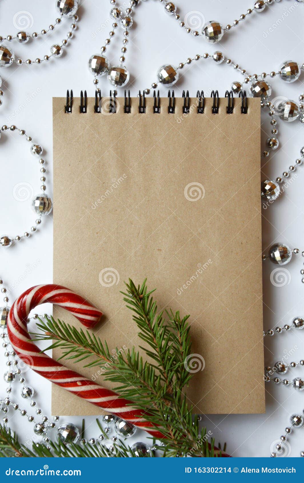 Ilustración De Una Tarjeta De Felicitación De Navidad Con Un árbol De  Navidad Blanco Sobre Un Fondo Verde Stock de ilustración  Ilustración de  diciembre invierno 204113532