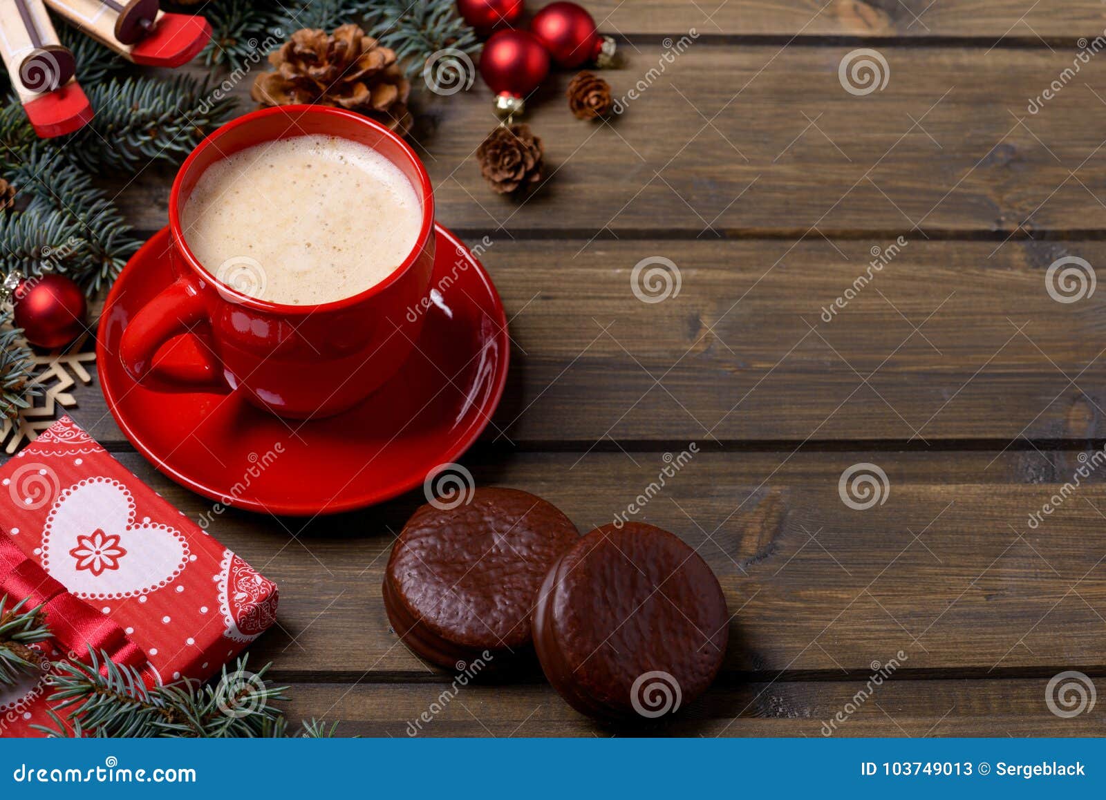 Tarjeta de Navidad con café en caja roja de la taza y de regalo Copie el espacio para los saludos