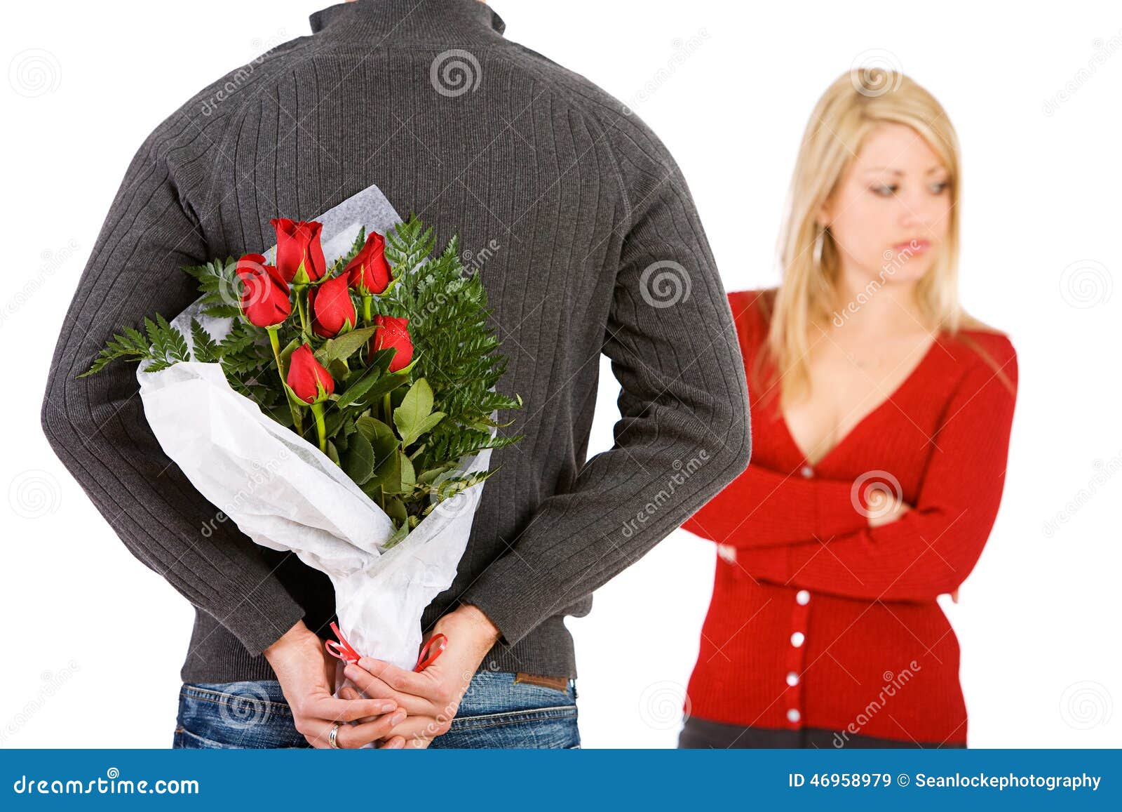 Tarjeta Del Día De San Valentín: El Hombre Trae Las Flores De La Mujer Para Disculparse Imagen de archivo - Imagen de pares, trastorno: 46958979 Tarjeta Del Día De San Valentín: El Hombre Trae Las Flores De La Mujer Para Disculparse Imagen de archivo - Imagen de pares, trastorno: 46958979