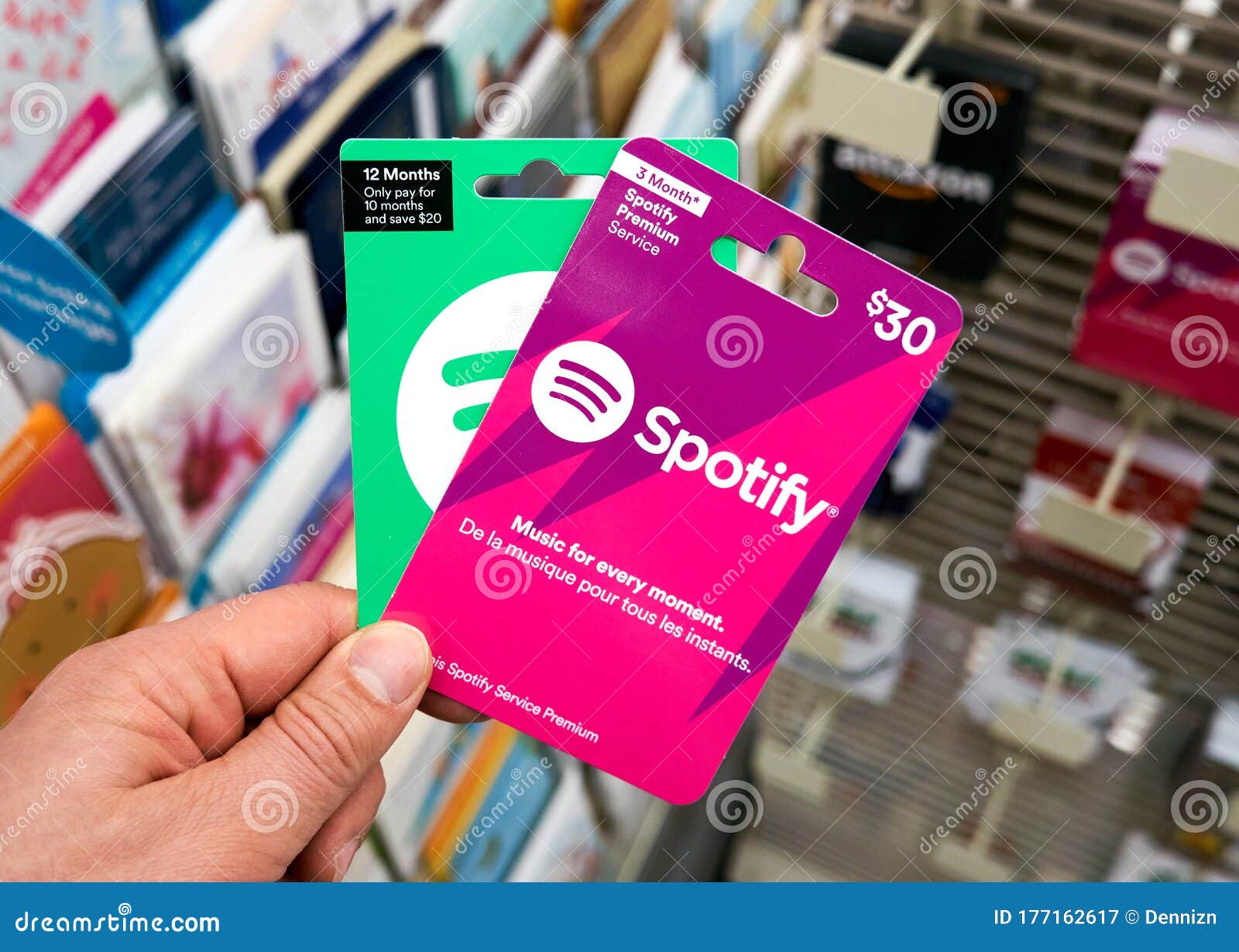 Tarjeta Regalo Rosa De Spotify De Suscripción Premium En Una Mano En La  Tienda Sobre Tarjetas De Regalo Fotografía editorial - Imagen de logotipo,  americano: 177162617