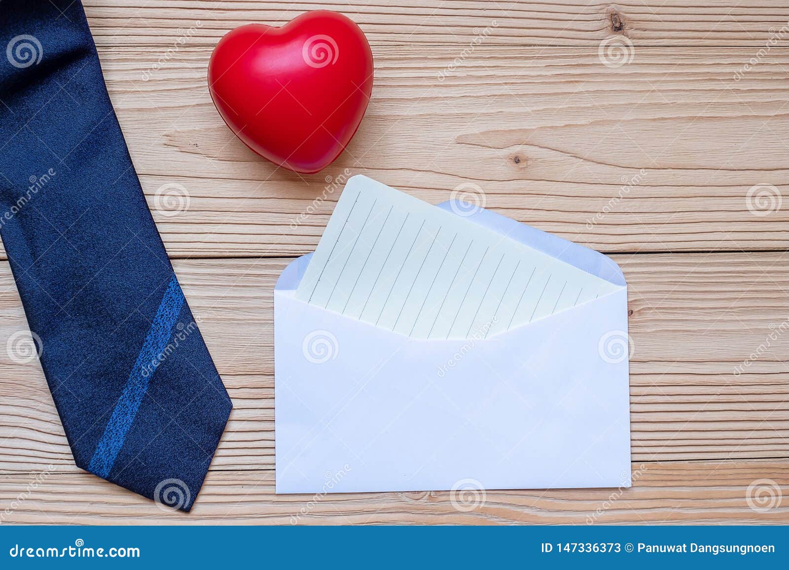 Tarjeta Vacia Con La Corbata Azul Y Forma Roja Del Corazon En