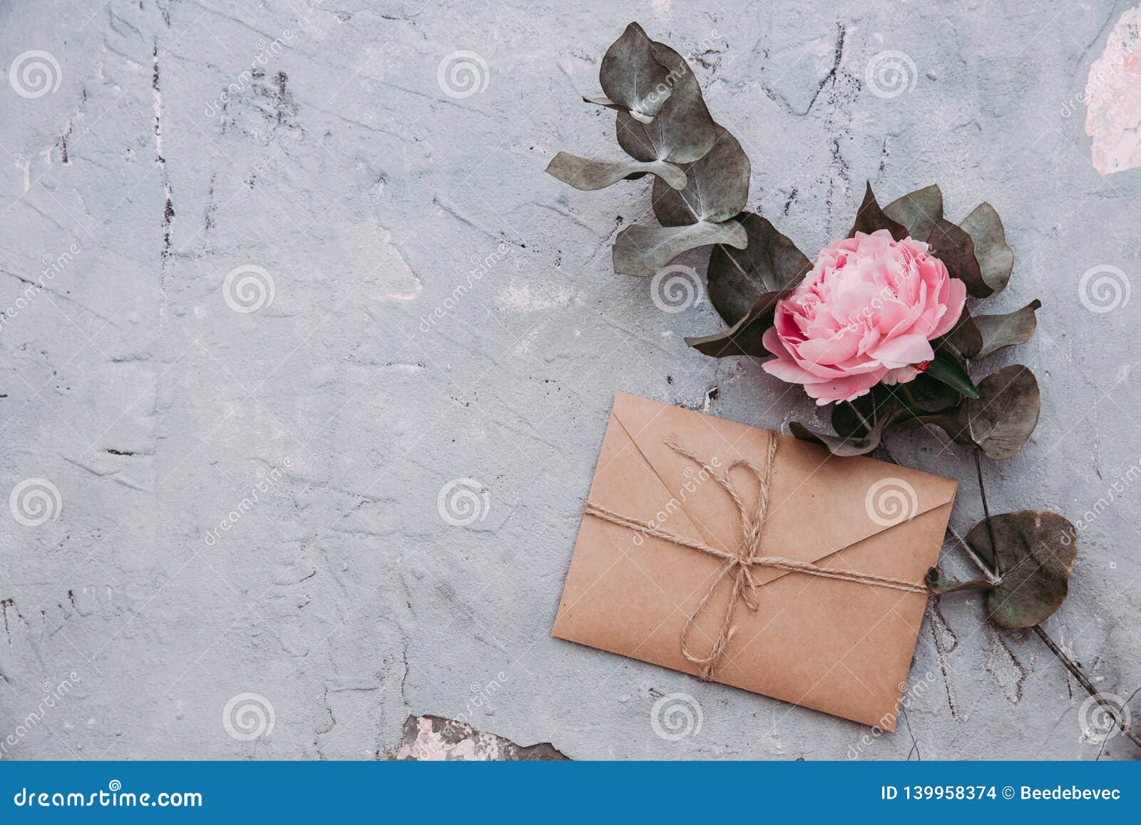 Tarjetas De Invitación De Matrimonio, Sobres Artesanales, Flores Rosas Y Hojas Verdes Sobre De Piedra Foto de archivo - Imagen de estilo, piedra: 139958374