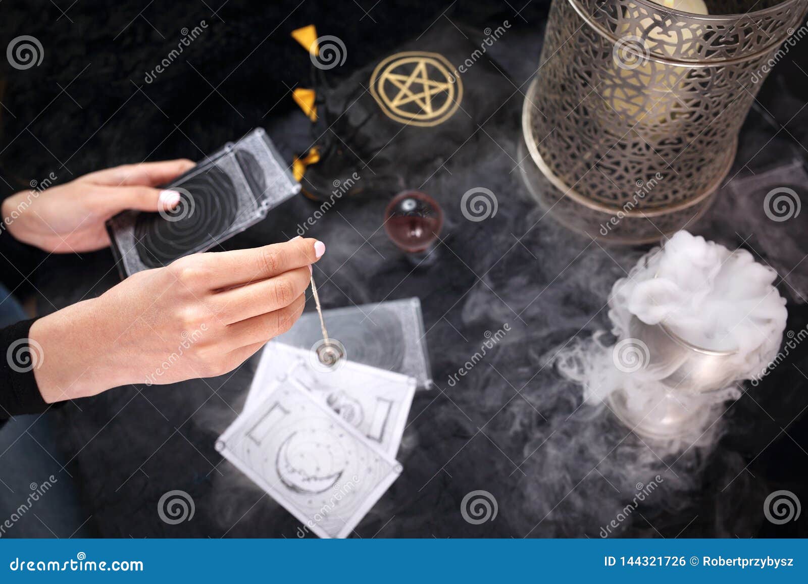 Tarot Karte Die Fee Verbreitet Die Tarockkarten Die Magische Bedeutung Der Symbole Redaktionelles Foto Bild Von Tarockkarten Bedeutung 144321726