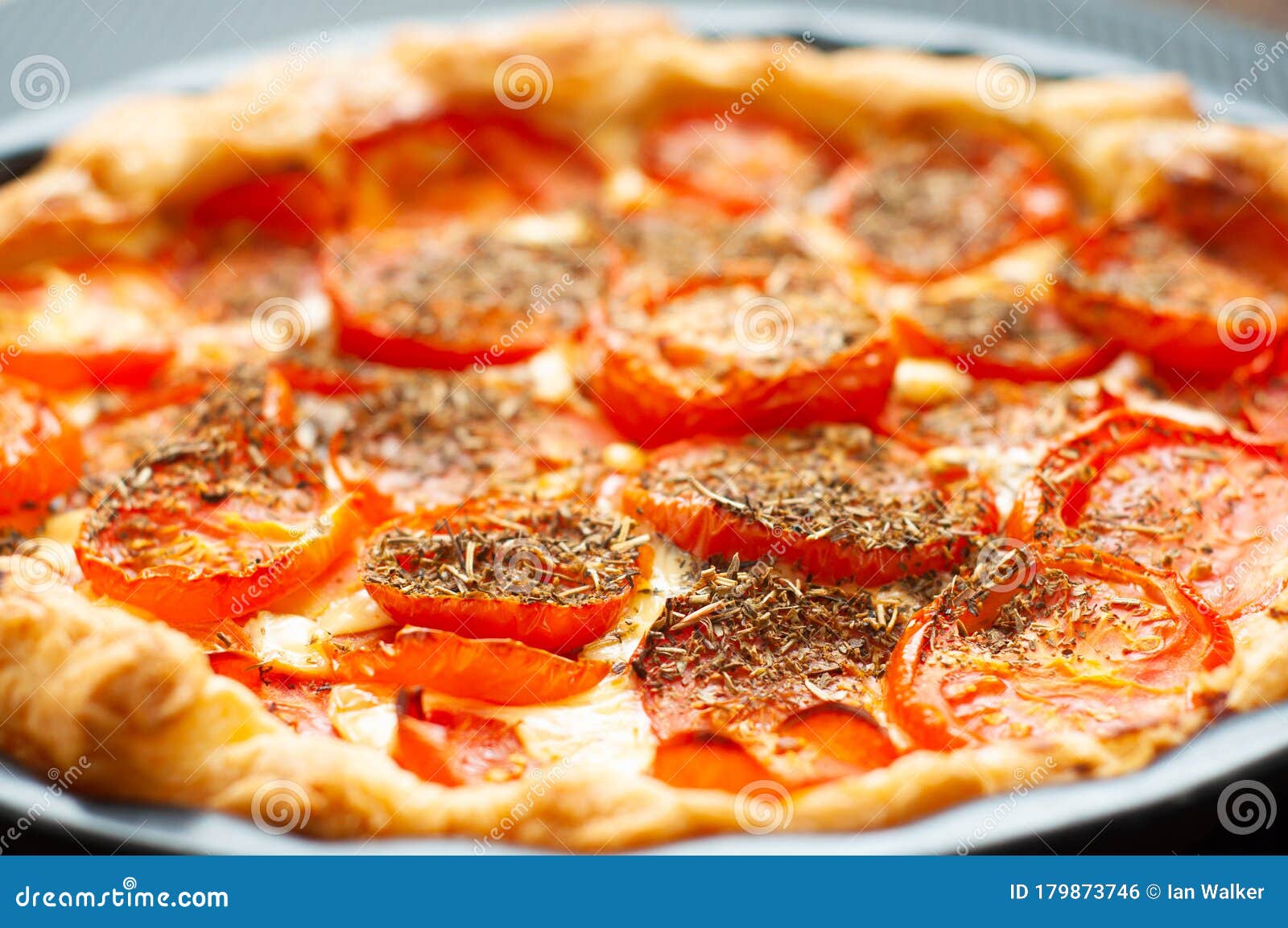 Tarta de tomate y mostaza francesa, horneada en bollería y condimentada con hierbas de procedencia Una sabrosa alternativa a la pizza