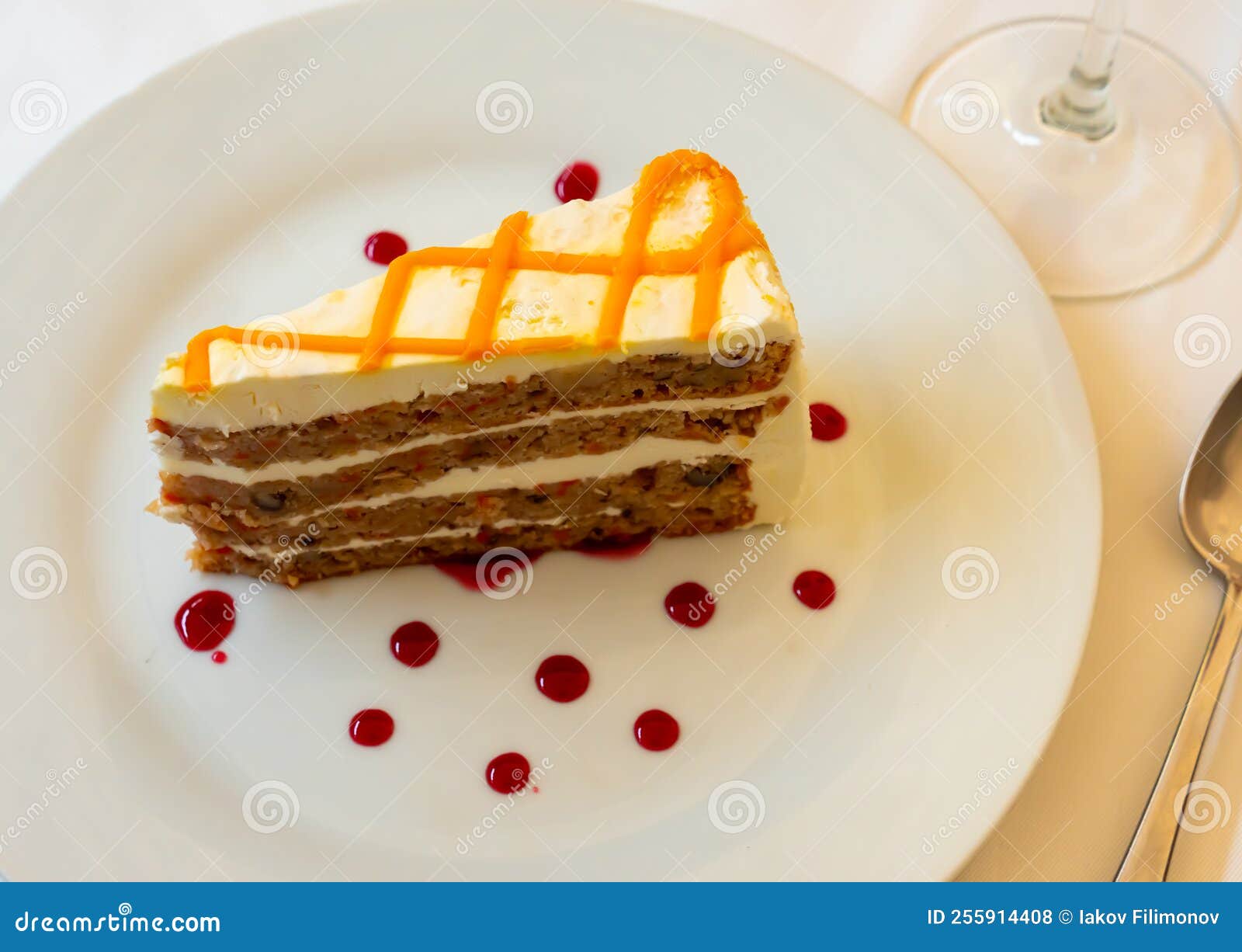 tarta de zanahoria. tender sweet slice of soft carrot cake with cream cheese glaze