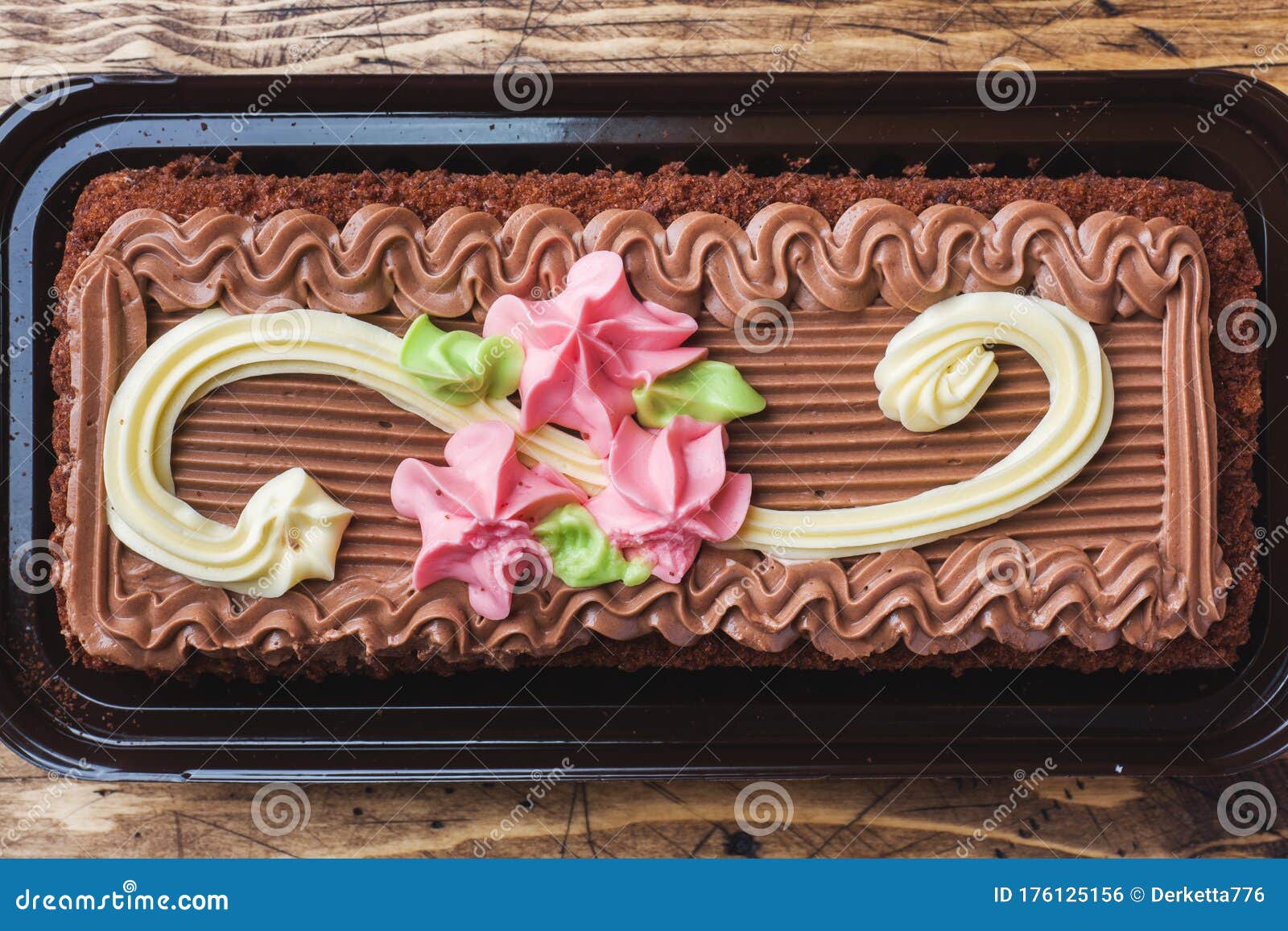 Tarta Rectangular Chocolate Decorada Con Rosas La Comida Dulce Es Un Negocio De Repostería. Vista Superior Foto de archivo - Imagen de decoraciones, hermoso: 176125156