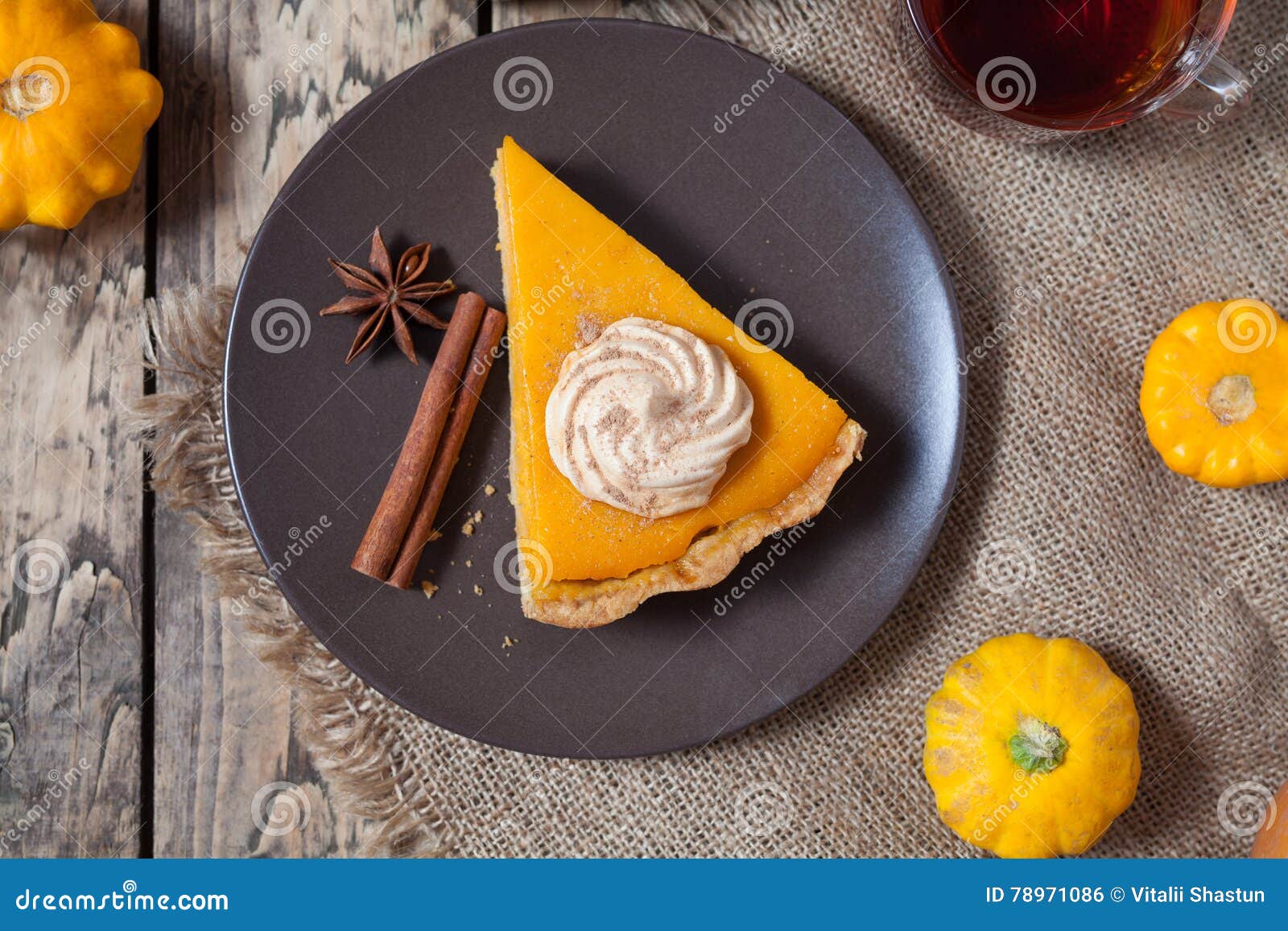 Tarte De Potiron Delicieux Fait Maison Fait Pour Le Thanksgiving Halloween Avec De La Creme Les Epices Et La Decoration Fouette Photo Stock Image Du Nourriture Vacances Tarte De Potiron Delicieux Fait Maison Fait Pour Le Thanksgiving Halloween Avec De La Creme Les Epices Et La Decoration Fouette Photo Stock Image Du Nourriture Vacances