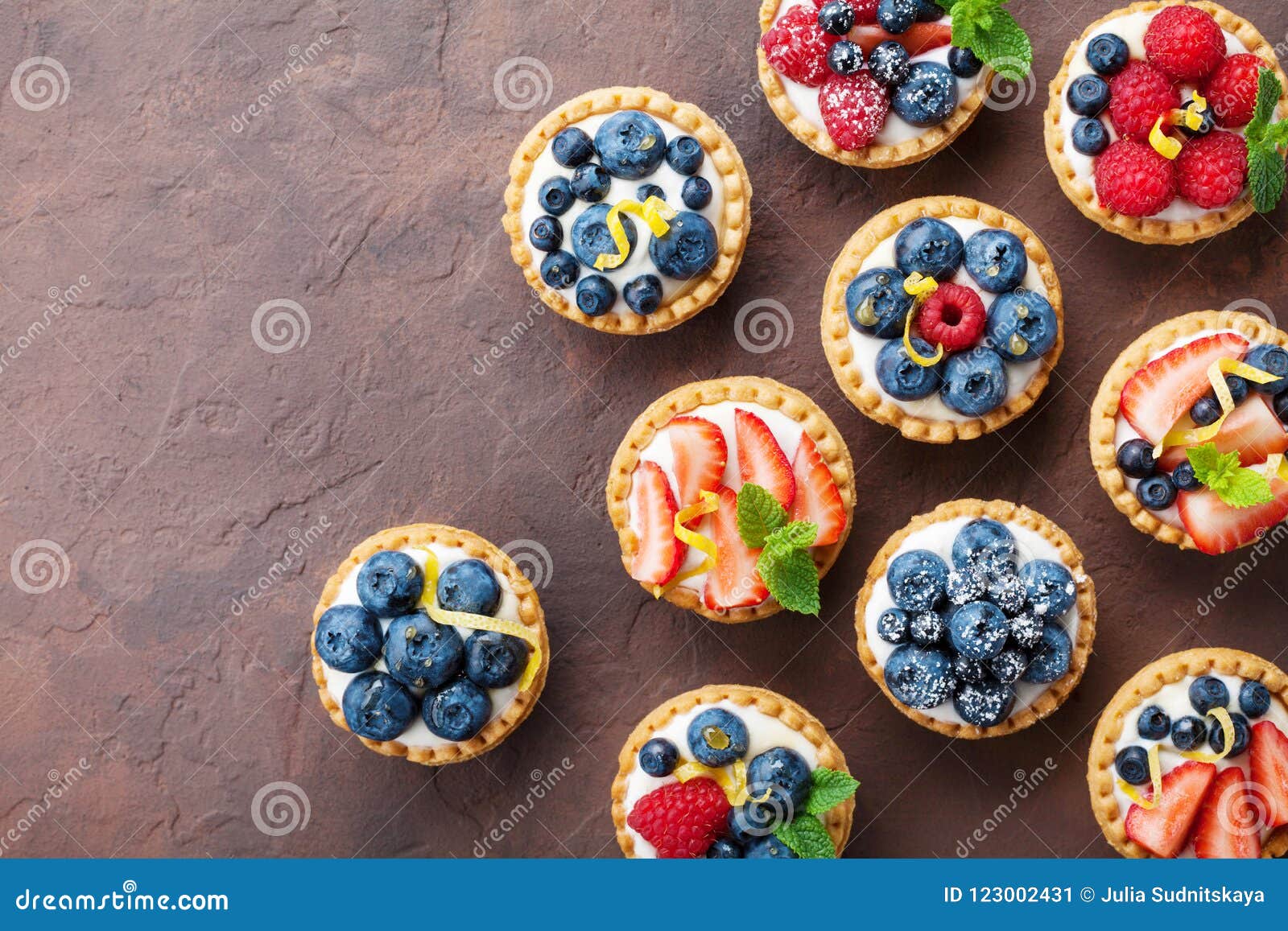 Tartelettes Ou Gateau D Ete Avec La Vue Superieure De Fromage Fondu Et De Baie Melangee Desserts Savoureux De Patisserie Image Stock Image Du Cuisine Patisserie Tartelettes Ou Gateau D Ete Avec La Vue Superieure De Fromage Fondu Et De Baie Melangee Desserts Savoureux De Patisserie Image Stock Image Du Cuisine Patisserie