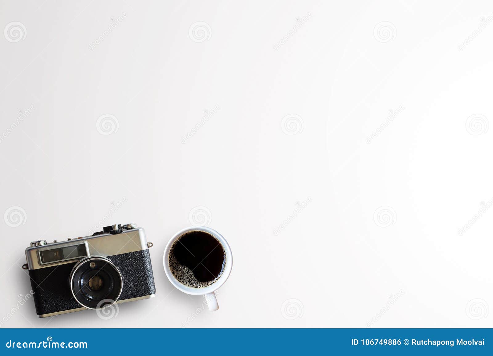 Tasse d'appareil-photo de café et de vintage sur le fond blanc ou bureau avec le lieu de travail pour l'usage Vue supérieure avec l'espace de copie