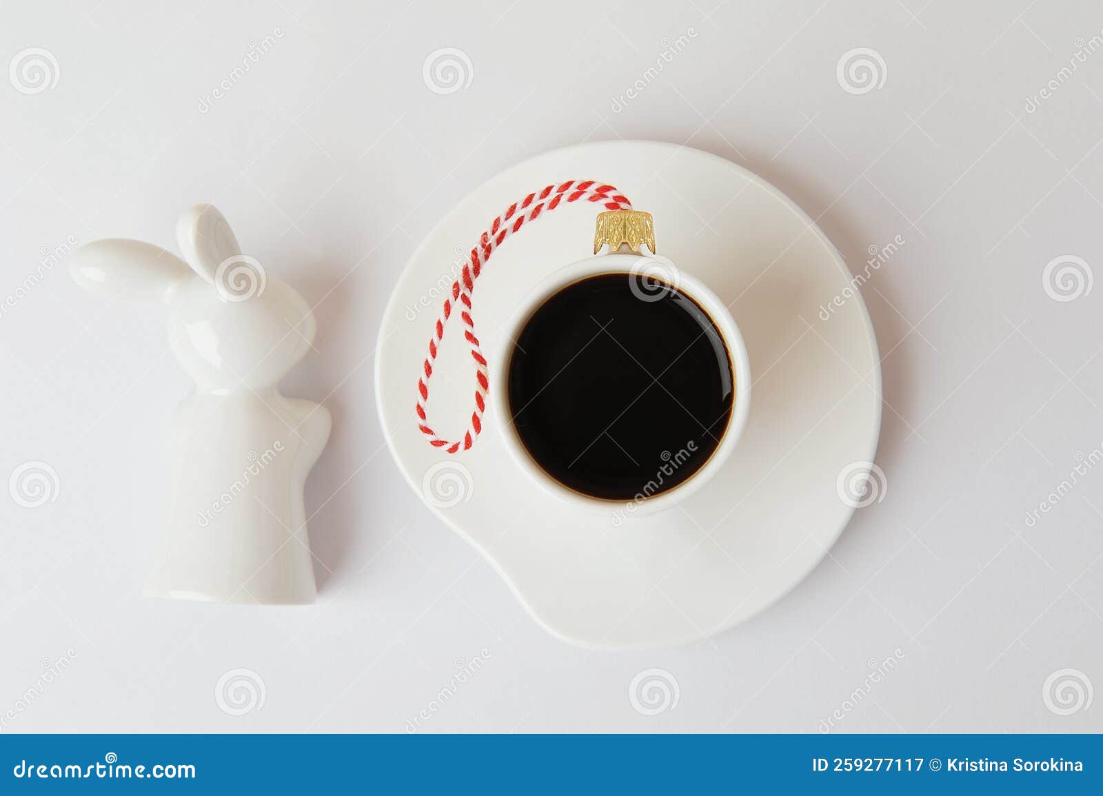 Tasse D'espresso Décorée Comme Boule D'arbre De Noël. Lapin En Céramique  Blanche Mignonne Comme Symbole De L'année. Fond Blanc Image stock - Image  du ceramique, fermer: 259277117