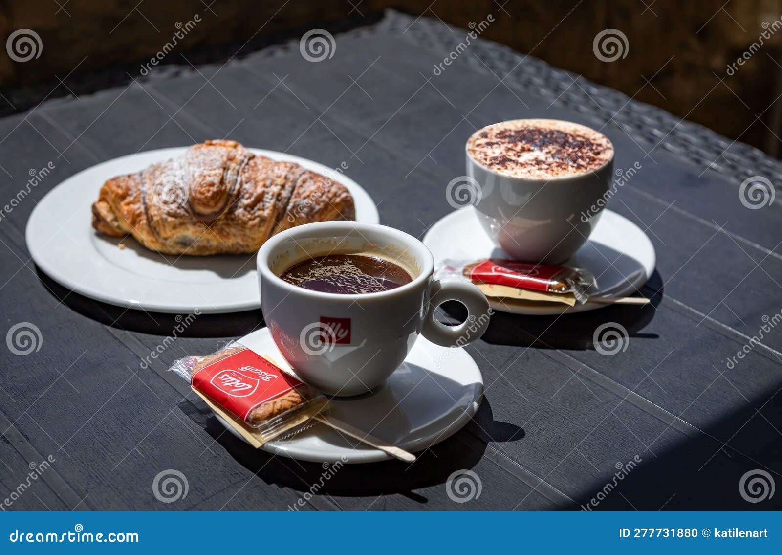 Tasse De Cappuccino Illy Espresso Et Un Croissant Sur Une Assiette