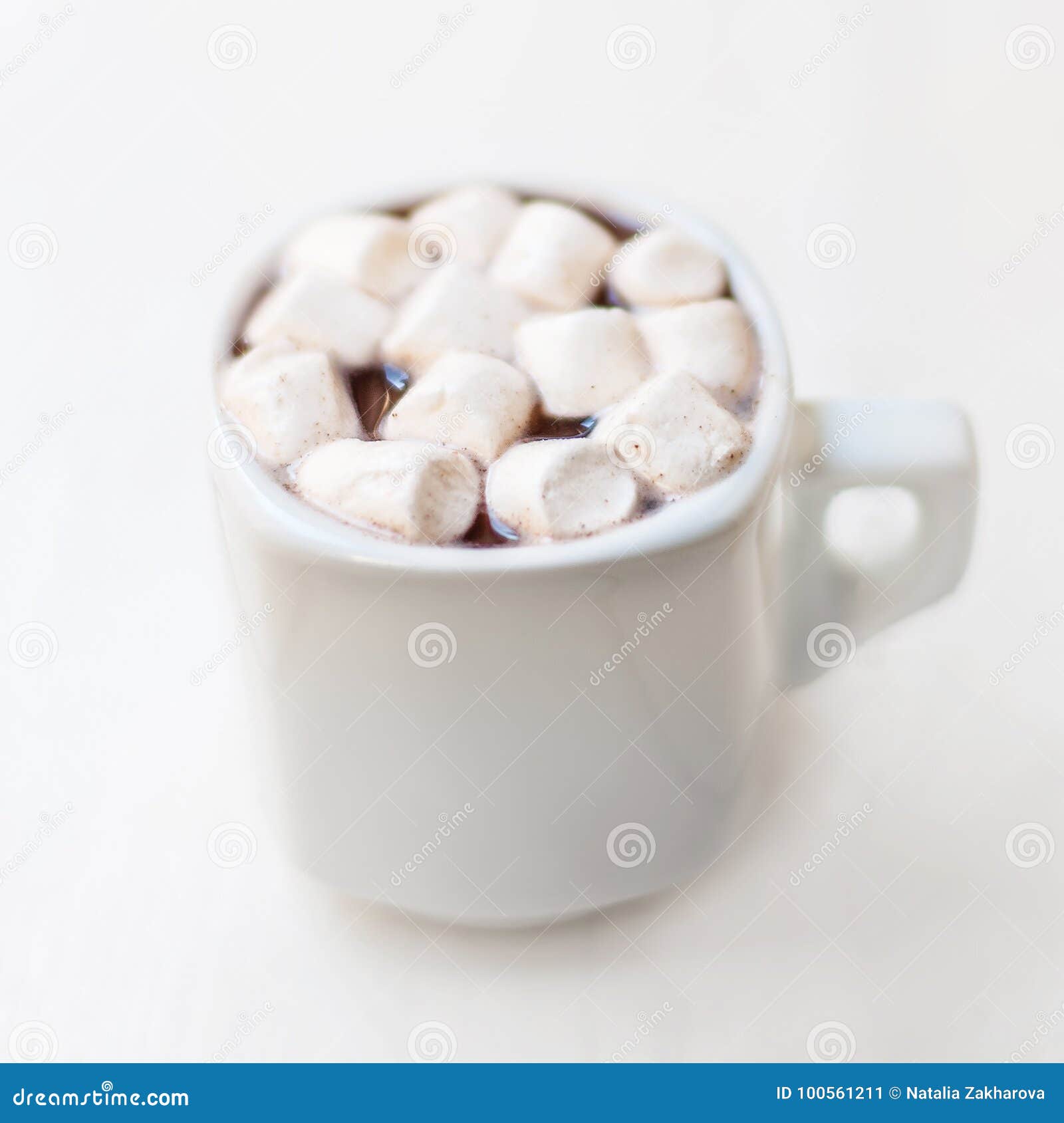 Tasse De Chocolat Chaud Avec La Mini Guimauve Sur En Bois Rustique Blanc  Image stock - Image du boisson, fond: 100561211