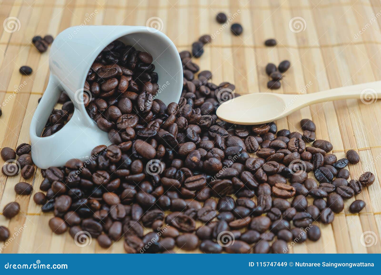 grains de café aromatiques dans une cuillère en bois, grains de