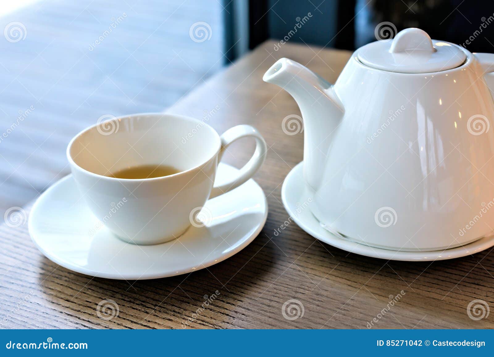 l'heure du café, bouilloire versant dans une tasse de boisson