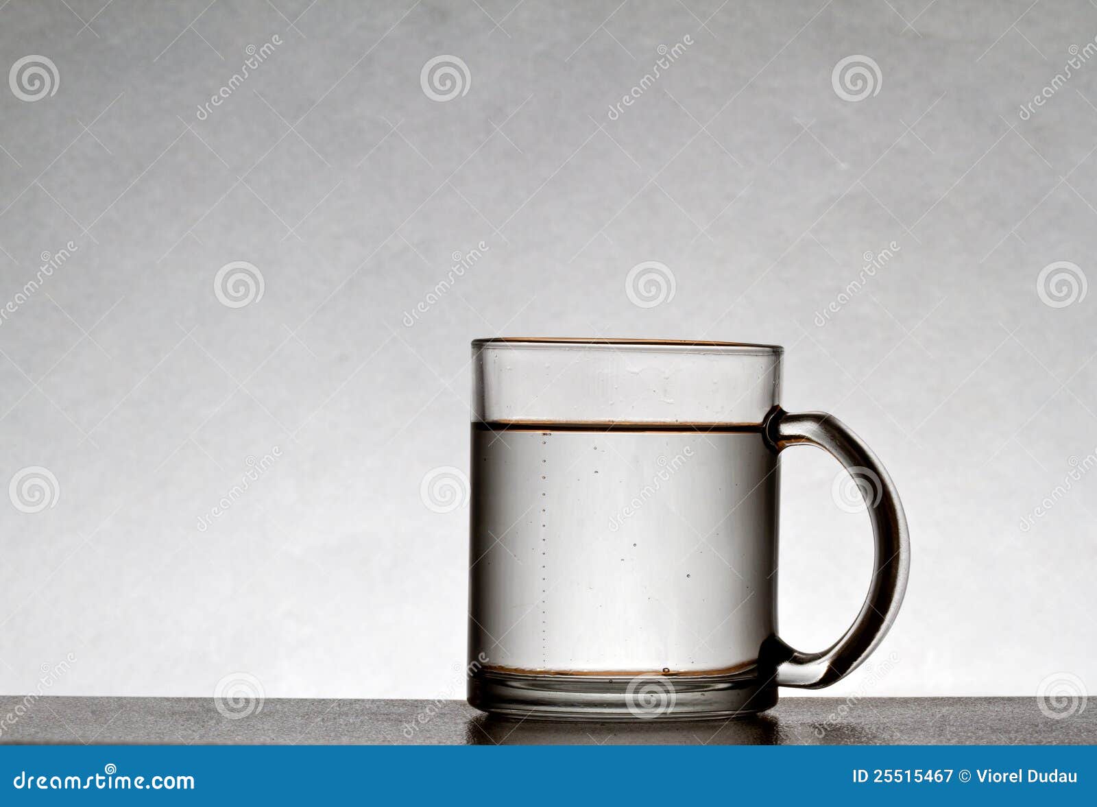Tasse en verre d'eau image stock. Image du glace, lumière - 25515467