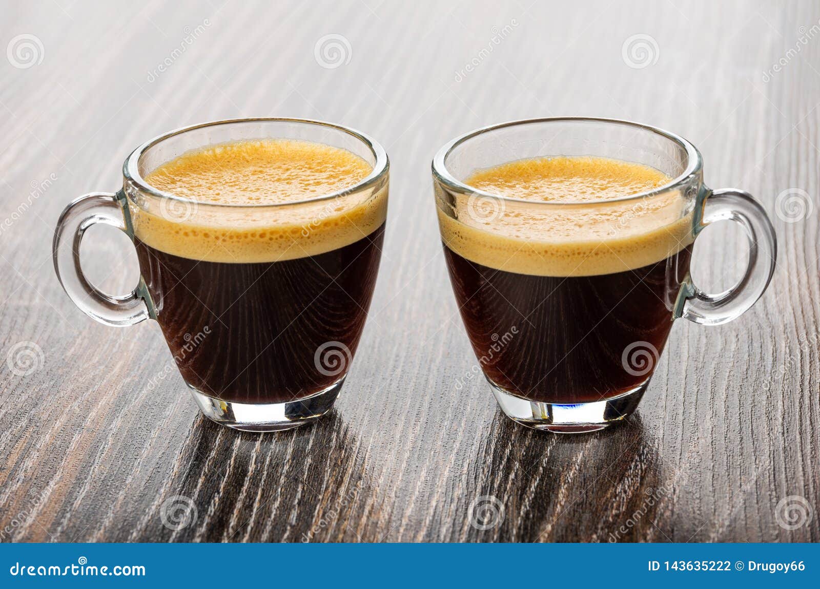 Tasse En Verre Transparente Avec L'expresso De Café Sur La Table En Bois  Photo stock - Image du expresso, personne: 143635222