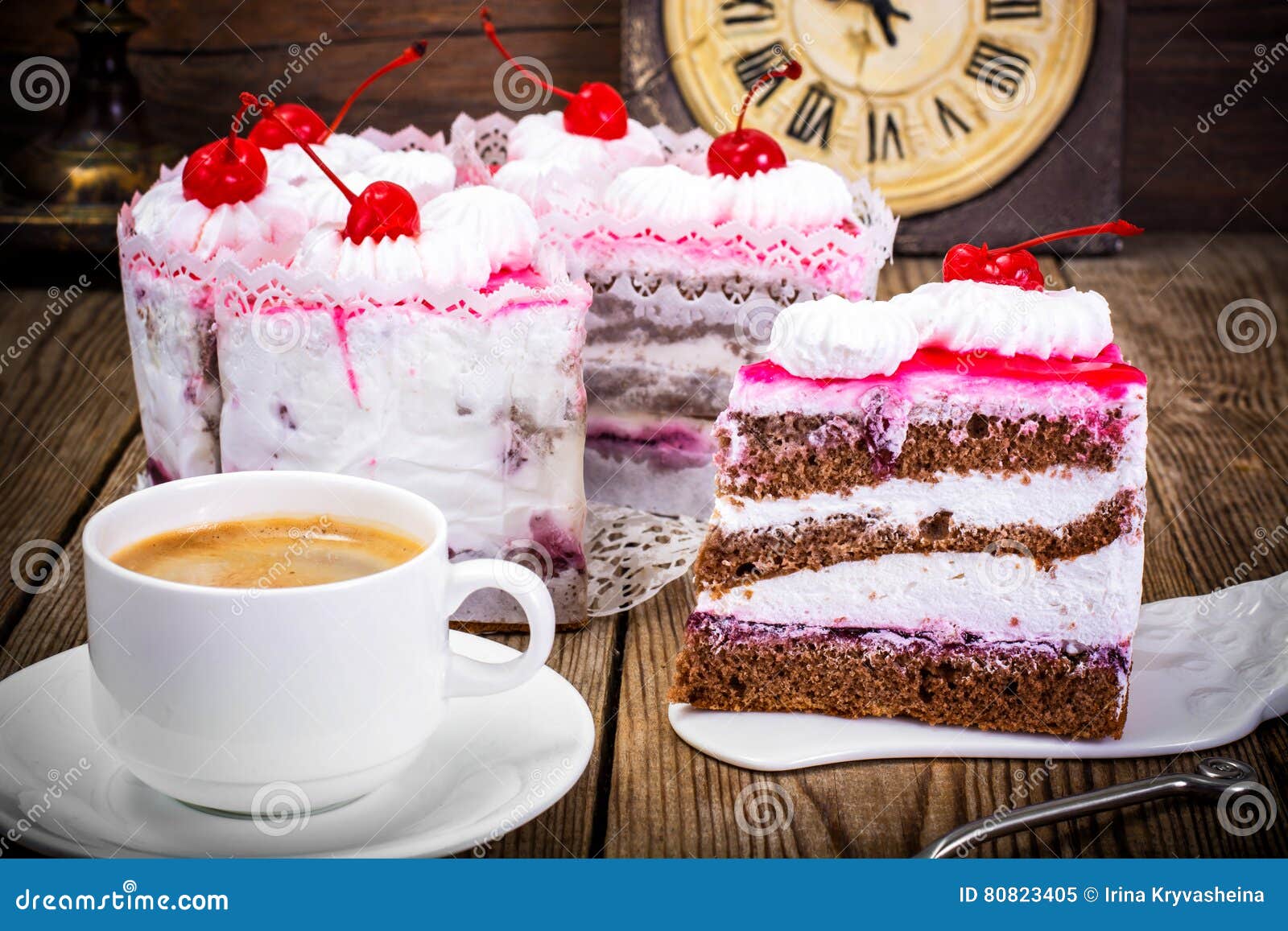 Tasse Kaffee, Kuchen Mit Sahne Und Kirsche Stockbild ...