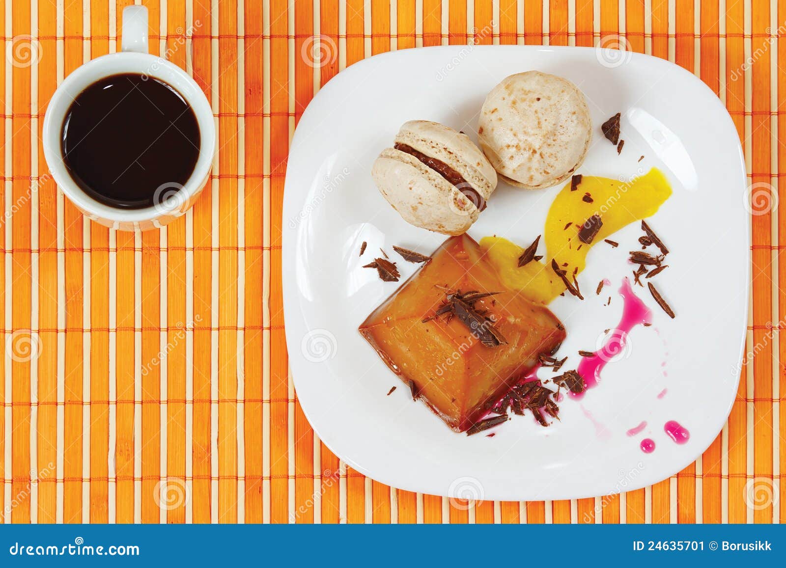 Tasse Kaffee, Makronen Und Karamellpudding Stockbild - Bild von ...