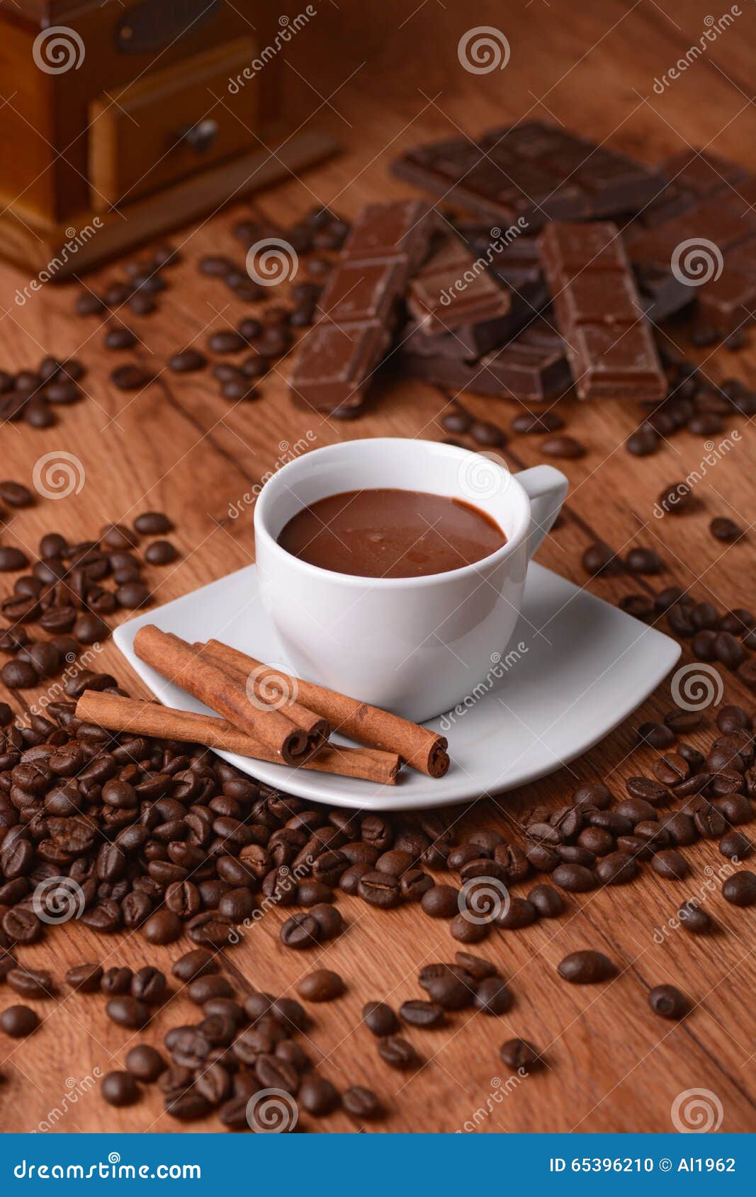 Tasse Kaffee Mit Schokolade Stockfoto Bild von braun, warm 65396210