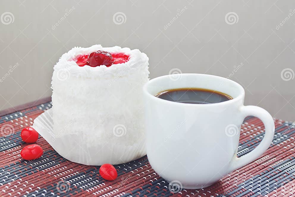 Tasse Kaffee- Und Sahnekuchen Mit Kirschen Stockfoto - Bild von beere ...