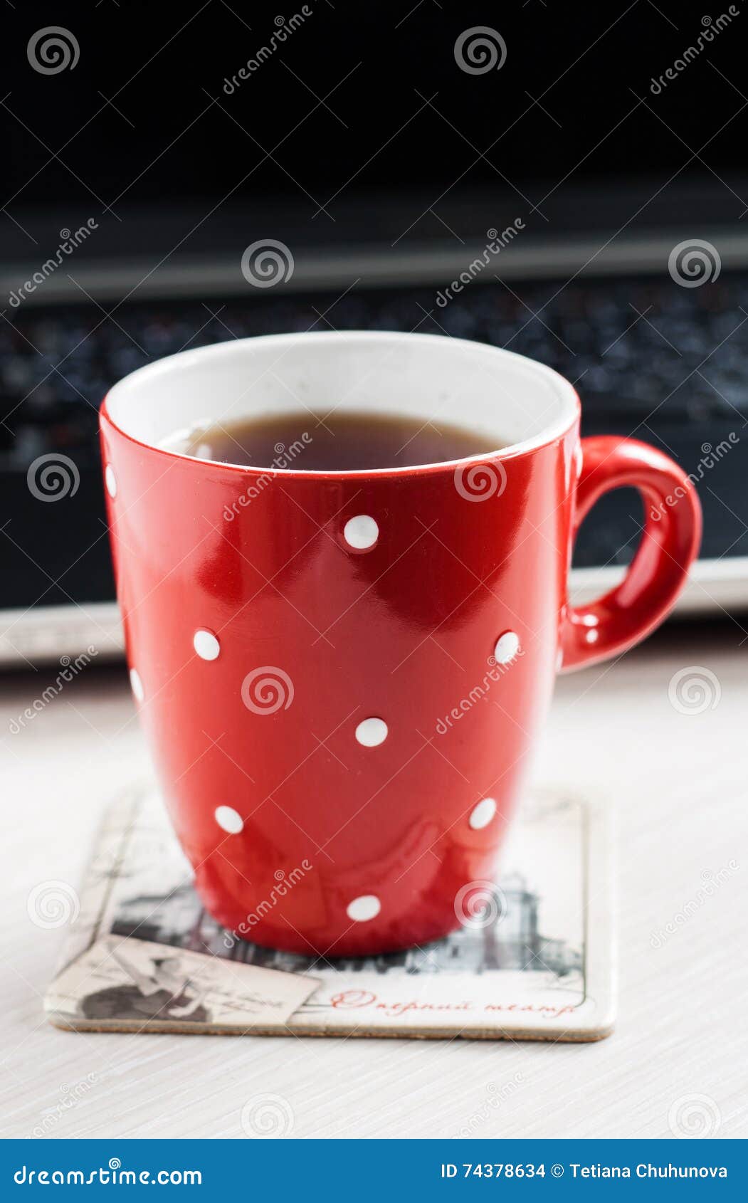 Tasse Rouge En Pois Sur Un Fond Décran Dordinateur