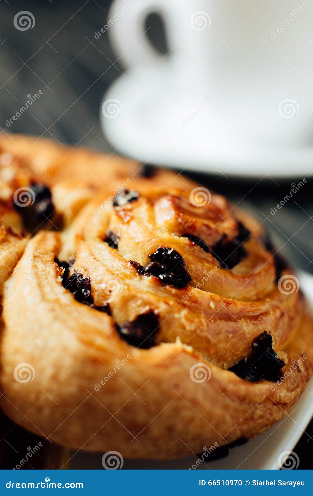 Tasse Tee und köstliche selbst gemachte Bäckerei mit Schokolade auf dunklem Holztisch