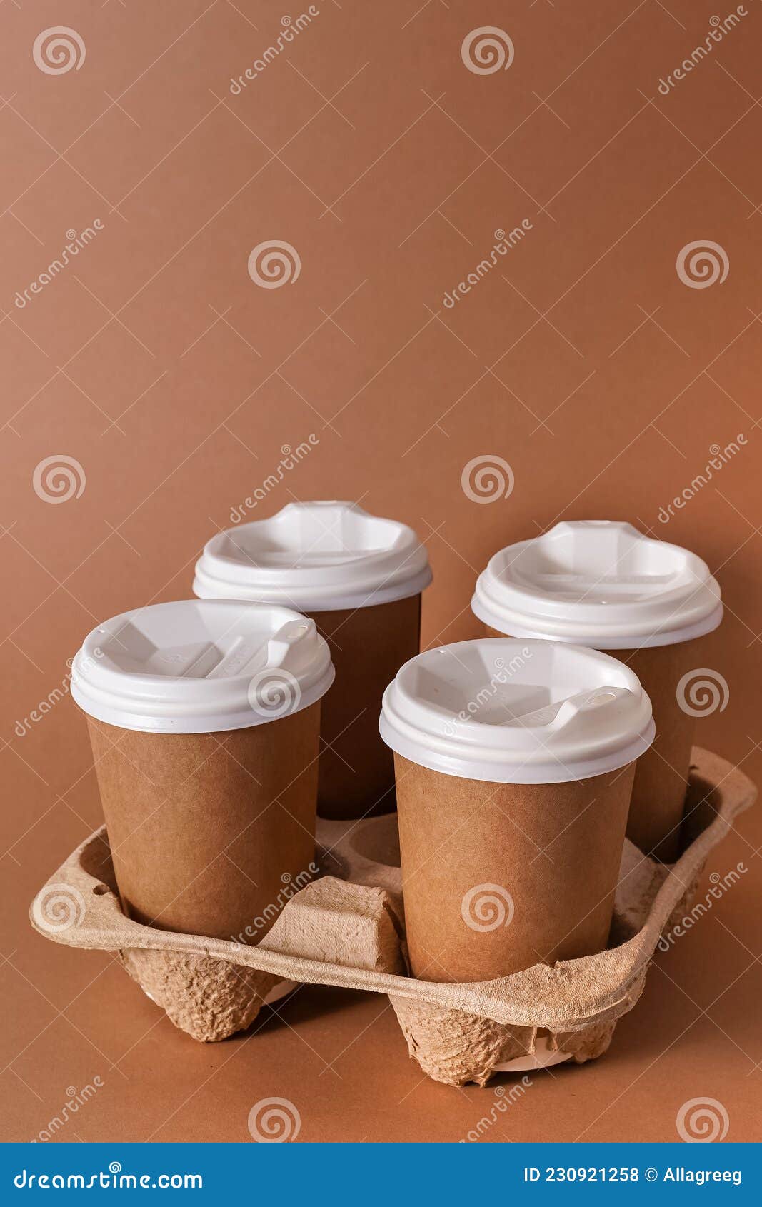 Tasses En Papier Dans Un Porte-tasse Pour Le Café à Emporter