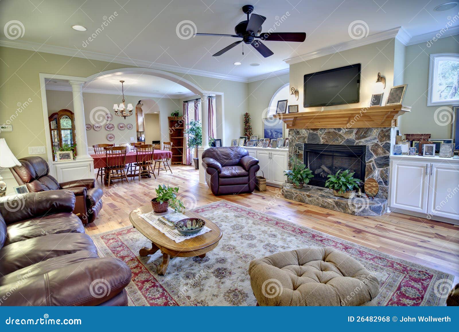 tasteful living and diningroom