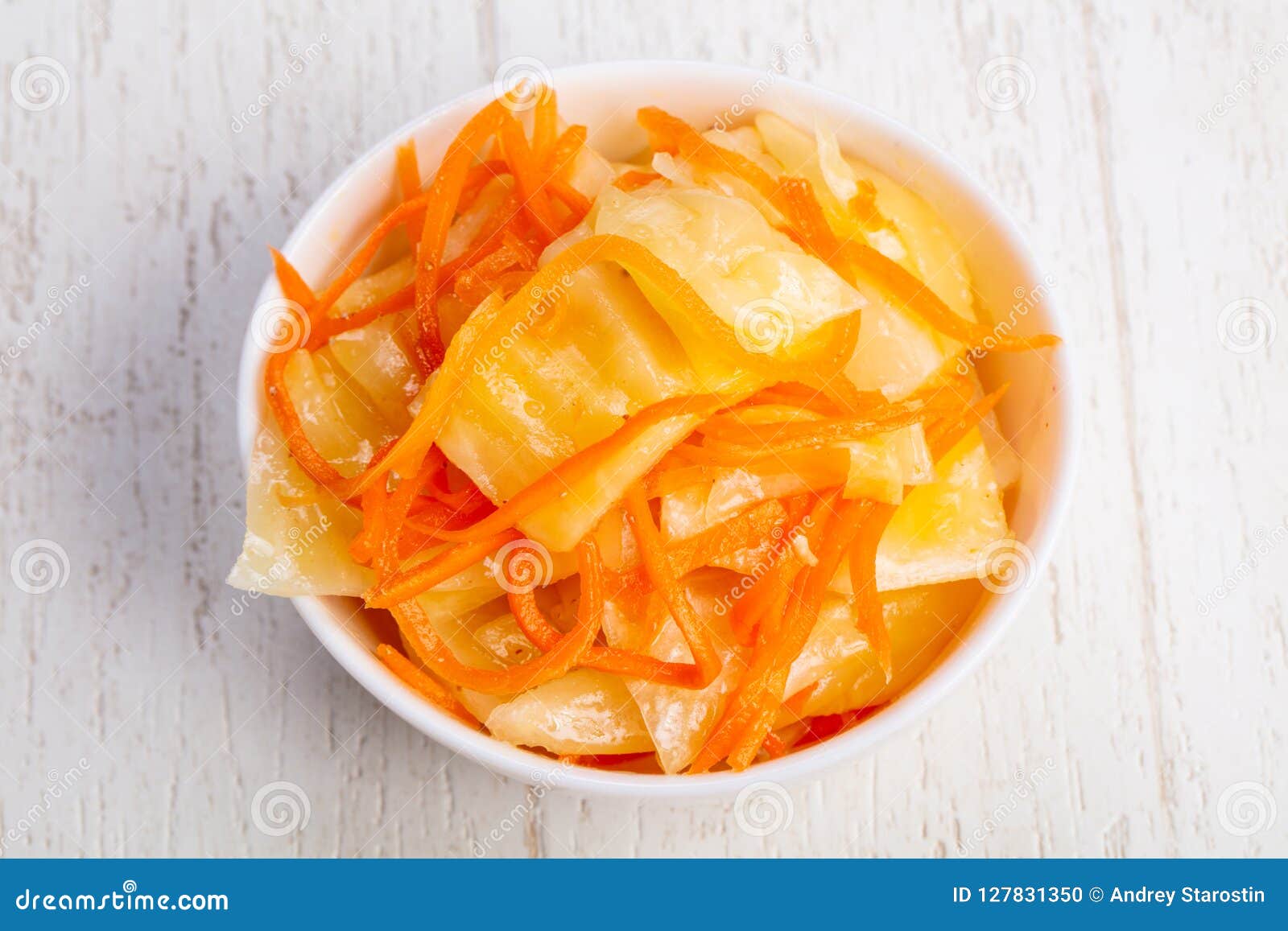 Капуста с шафраном. Капуста с морковкой по корейски. Корейская капуста желтая. Морковка по корейски, квашеная капуста. Желтая квашеная капуста.