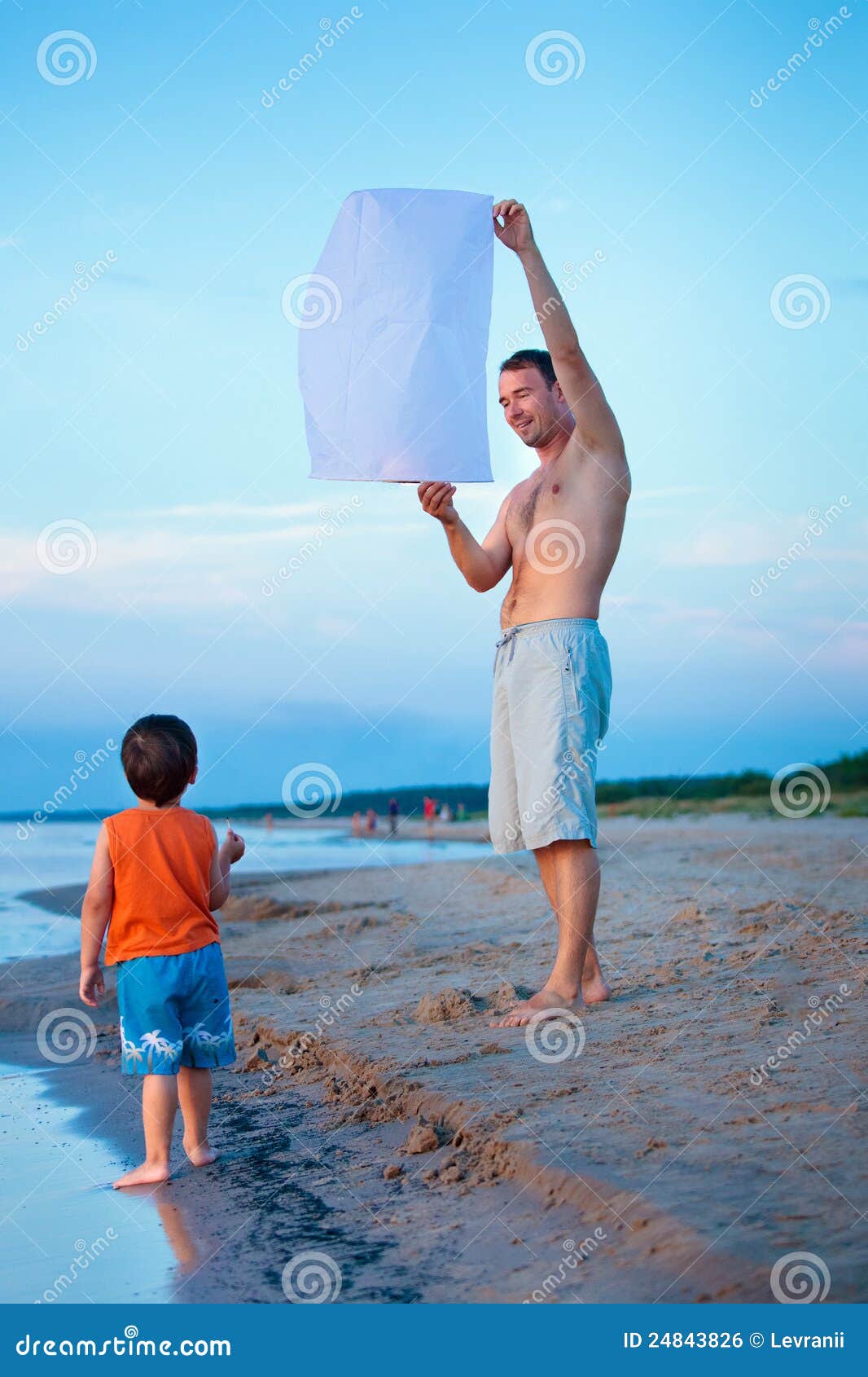 Tata syn pożarniczy latający szczęśliwy latarniowy wpólnie. Target741_1_ szczęśliwego latarniowego syna wpólnie tata plażowy ogień