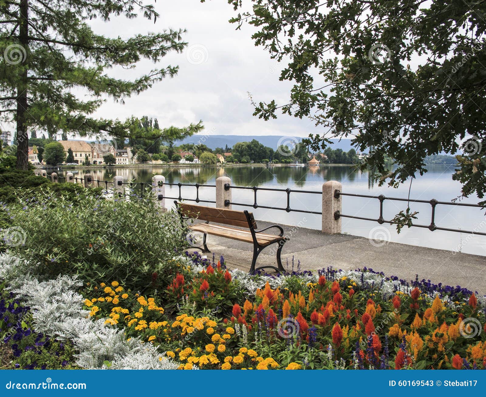 Tata Ungarn Europa See alt redaktionelles stockfoto. Bild von himmel