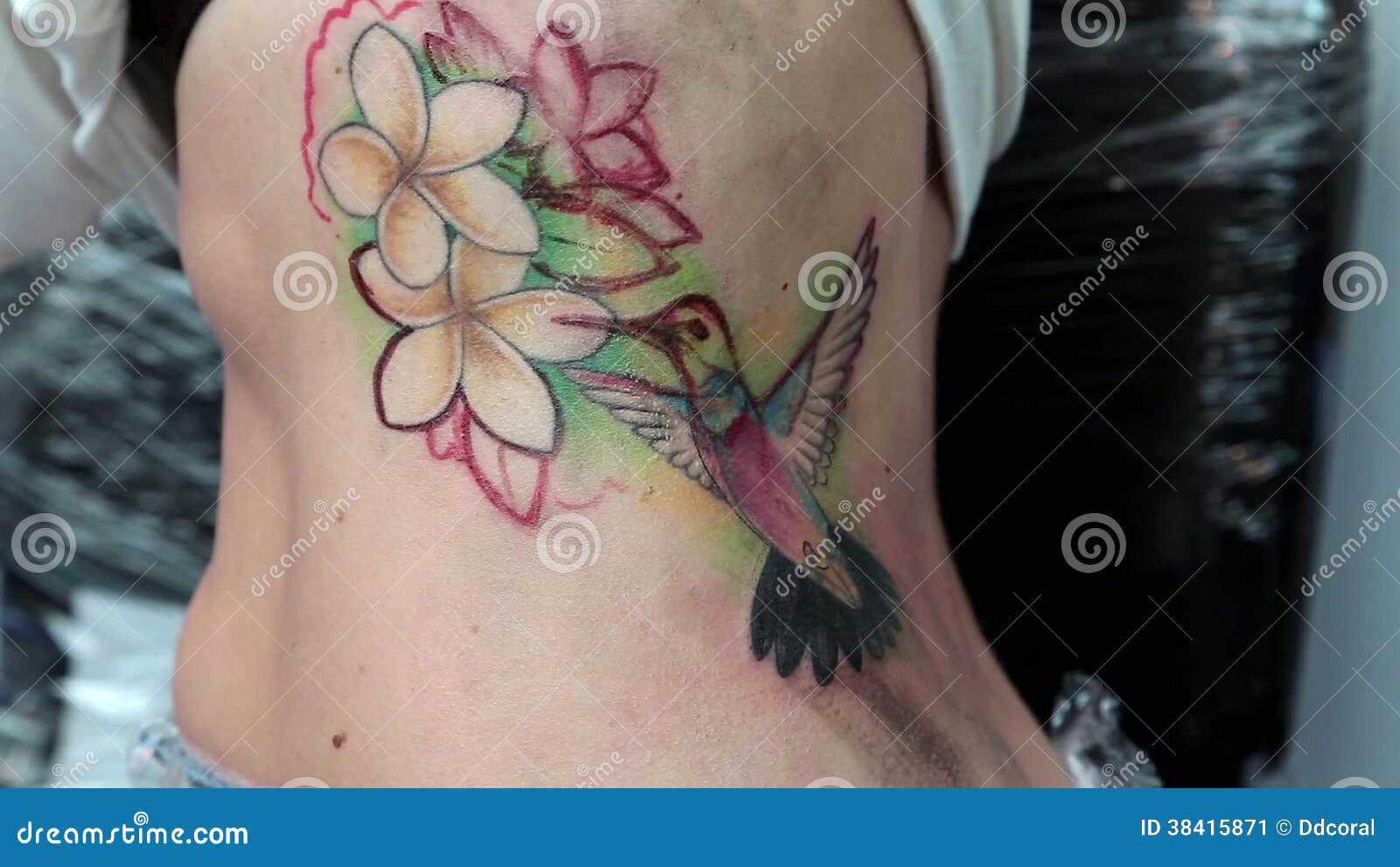 Homem Feliz Com Biquíni E Peruca Azul Age Como Uma Mulher Feliz Imagem de  Stock - Imagem de maiô, amarelo: 223963857, image size:1600x990