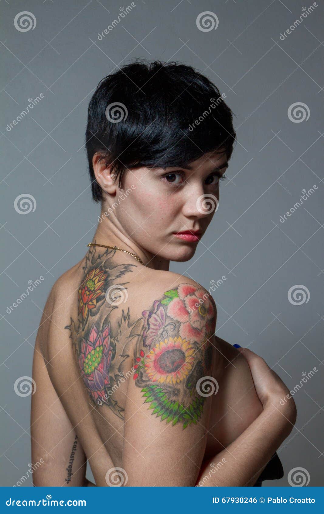 Tatuering Av En Naken Kort-hår Brunettkvinna Arkivfoto - Bild av 