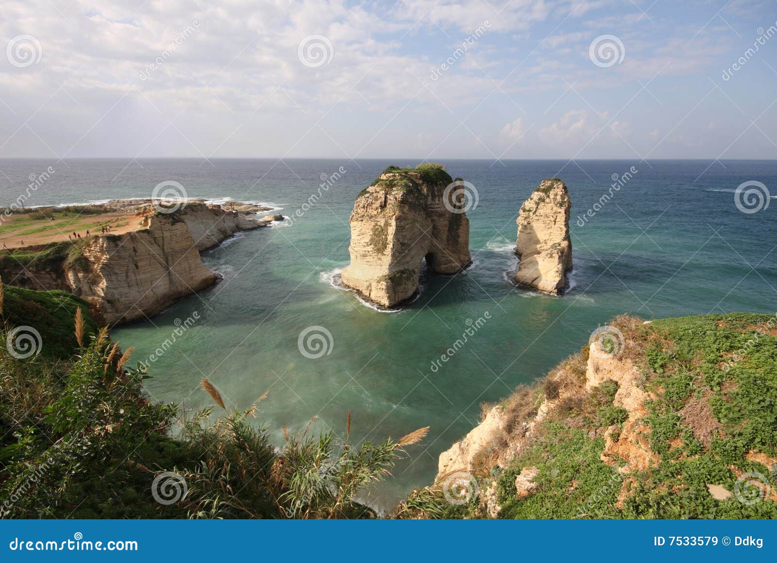 Taube schaukelt (Weitwinkelansicht). Die berühmten Taube-Felsen: geologische Grenzsteine, die können vor der Küste von Beirut (der Libanon) gesehen werden