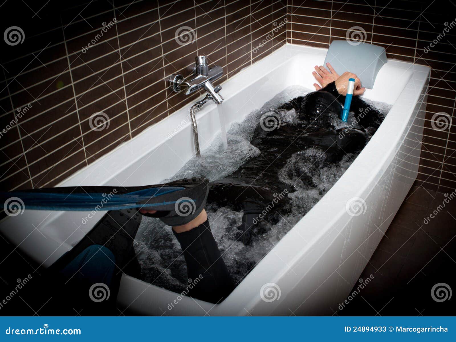 Taucher in der Badewanne stockbild. Bild von krise, unterseeboot 24894933