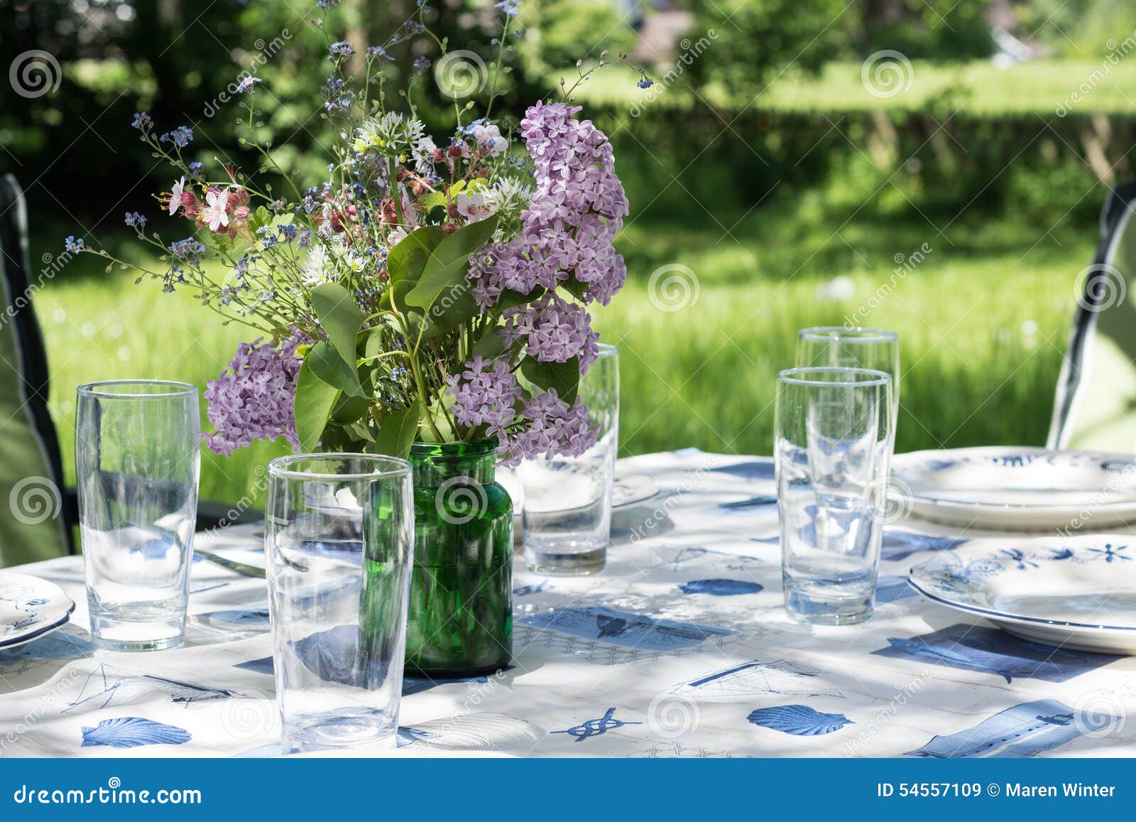Tavola decorata del giardino da mangiare fuori di inizio dell ... Decorazioni decorazione Giardino