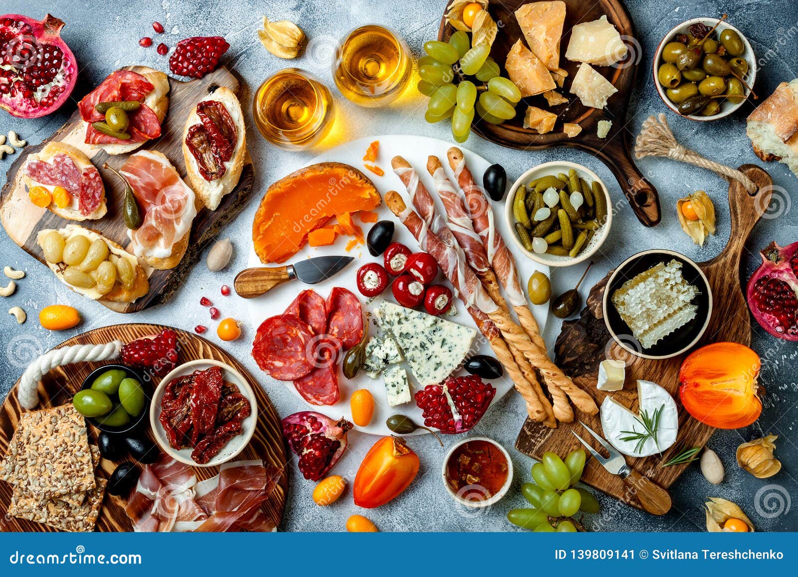 Tavola Degli Aperitivi Con Gli Spuntini Ed Il Vino Dei Antipasti In Vetri Bruschetta O Tapas Spagnoli Tradizionali Autentici Insi Immagine Stock Immagine Di Carne Antipasto