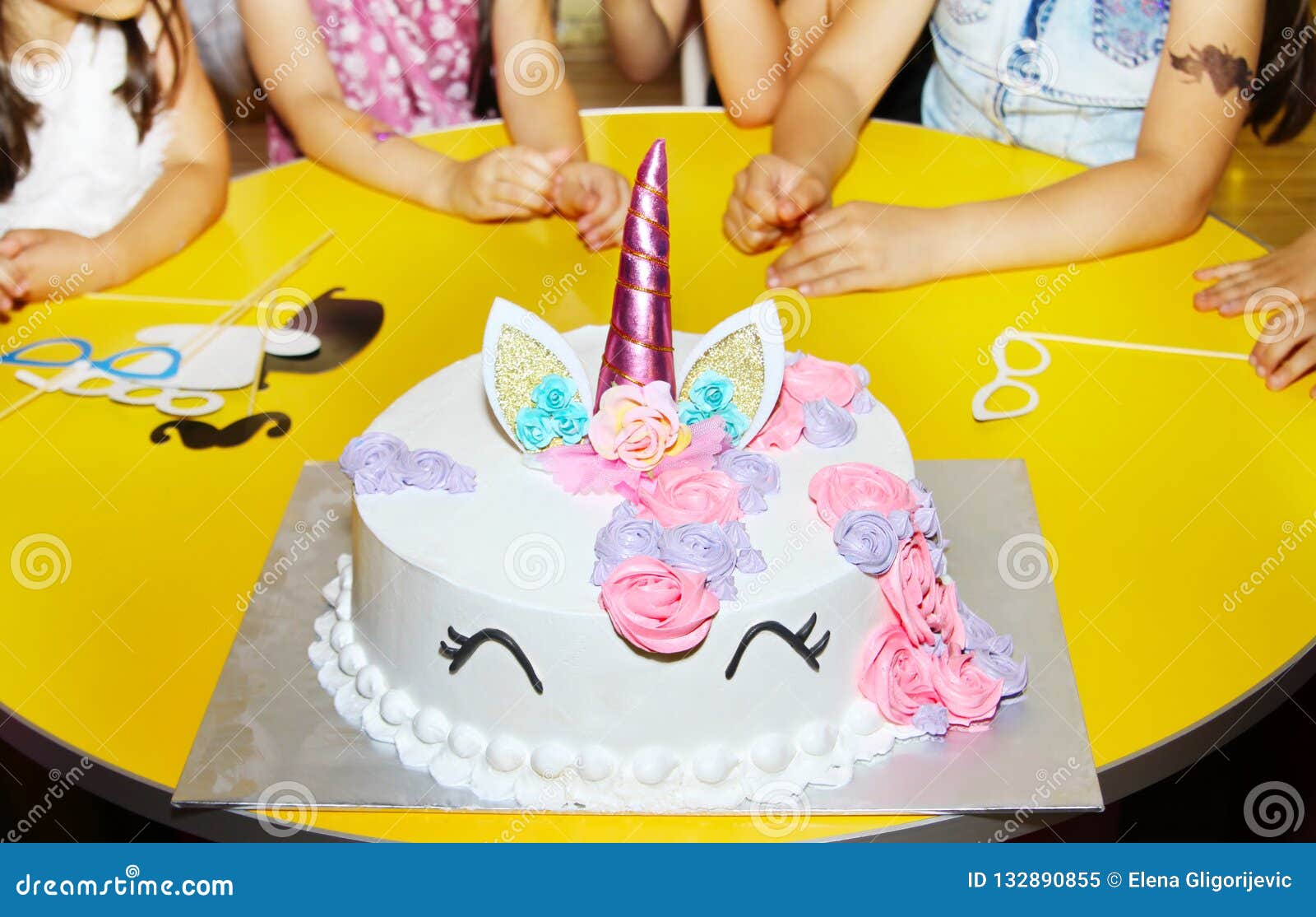 Tavola della festa di compleanno delle bambine con il dolce dell'unicorno Le ragazze amano l'unicorno