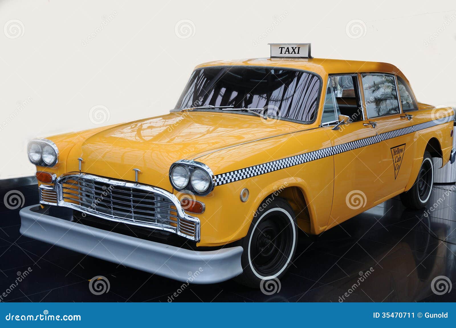 Taxi giallo della carrozza immagine stock. Immagine di vecchio 35470711
