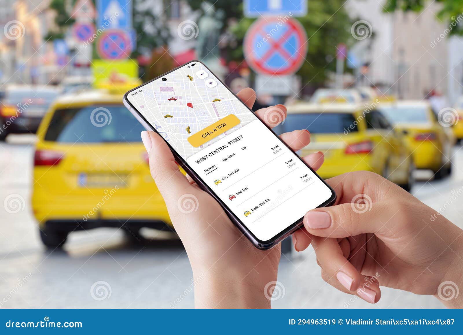 taxi mobile app with smart maps and order button