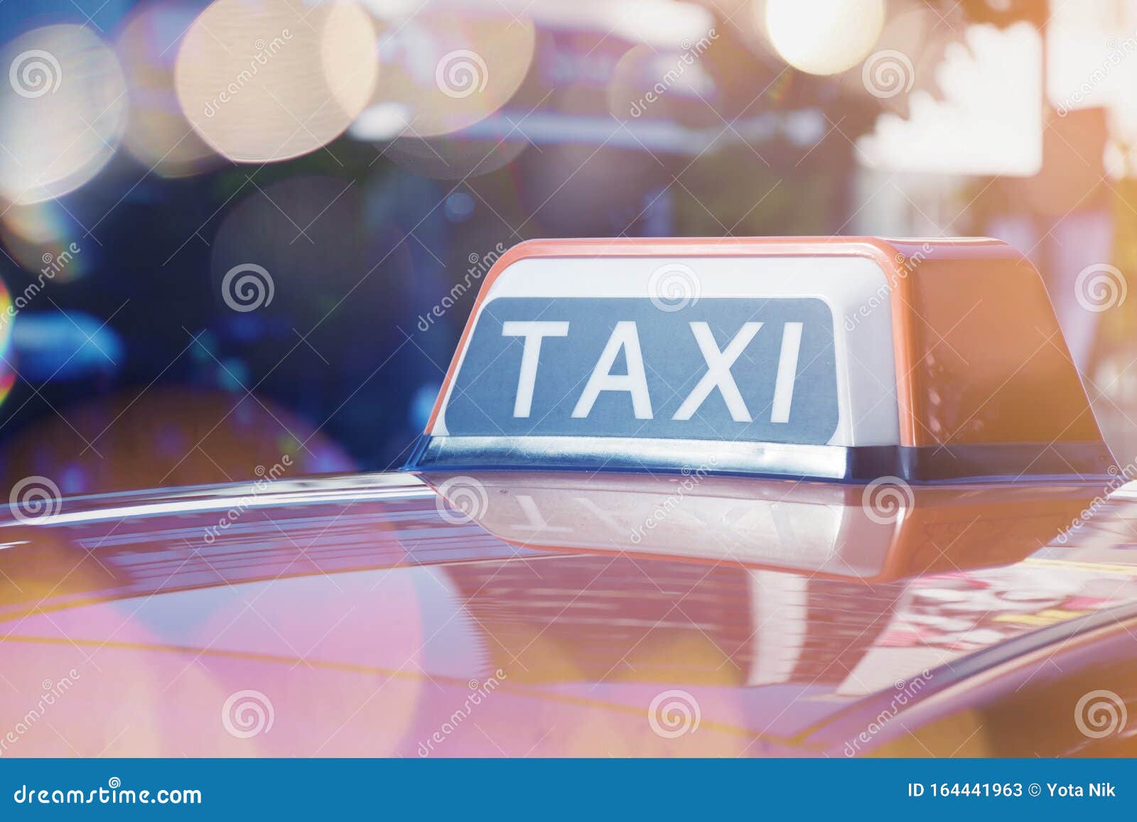 Taxi-Schild Auf Dem Auto Mit Kopierplatz Mit Bügelampe Stockbild