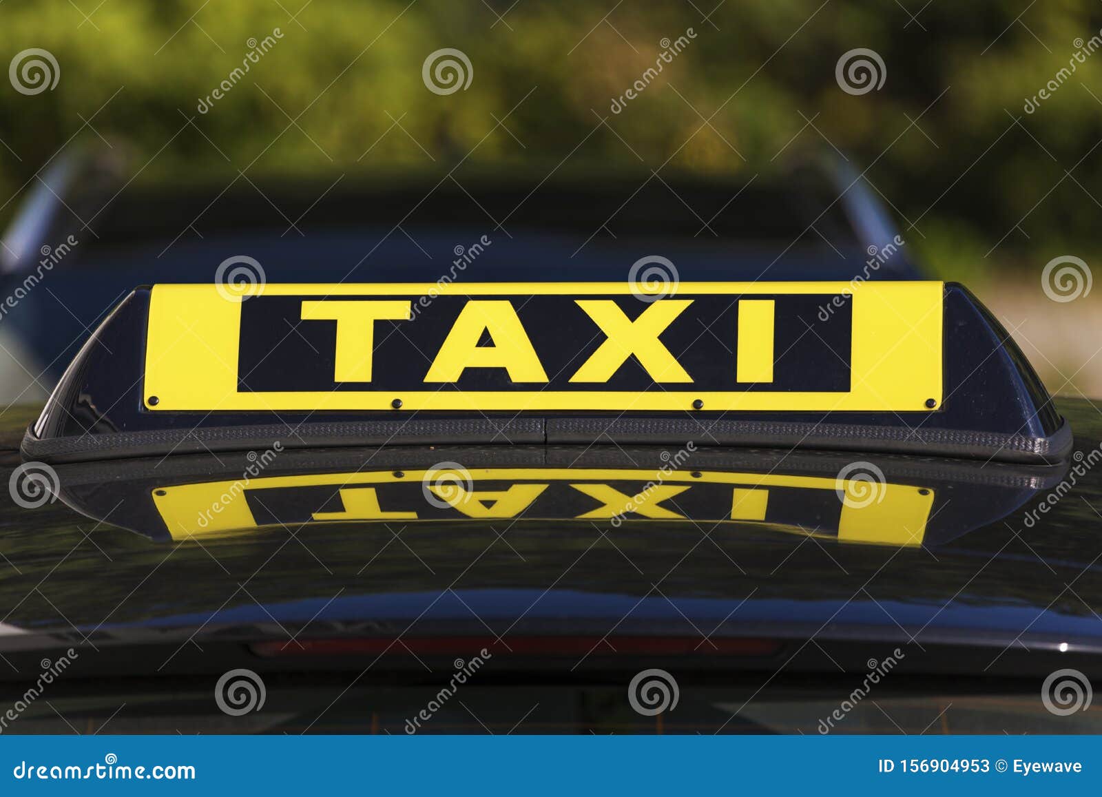 Taxi-Schild Auf Dem Dach Des Schwarzen FÃ¼hrerhauses Stockbild - Bild von  leuchte, deutschland: 156904953