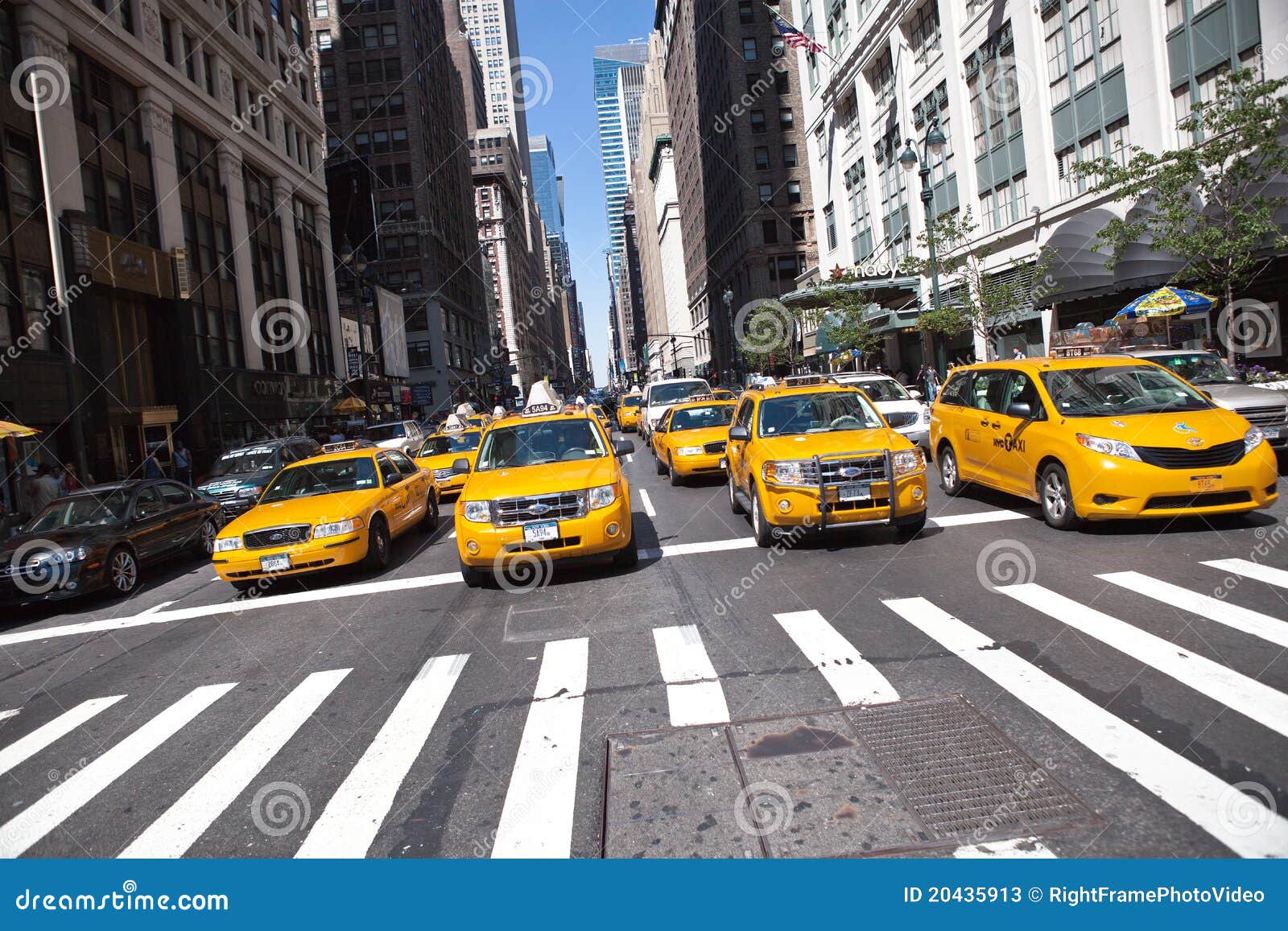 Taxies in Manhattan editorial stock photo. Image of downtown 20435913