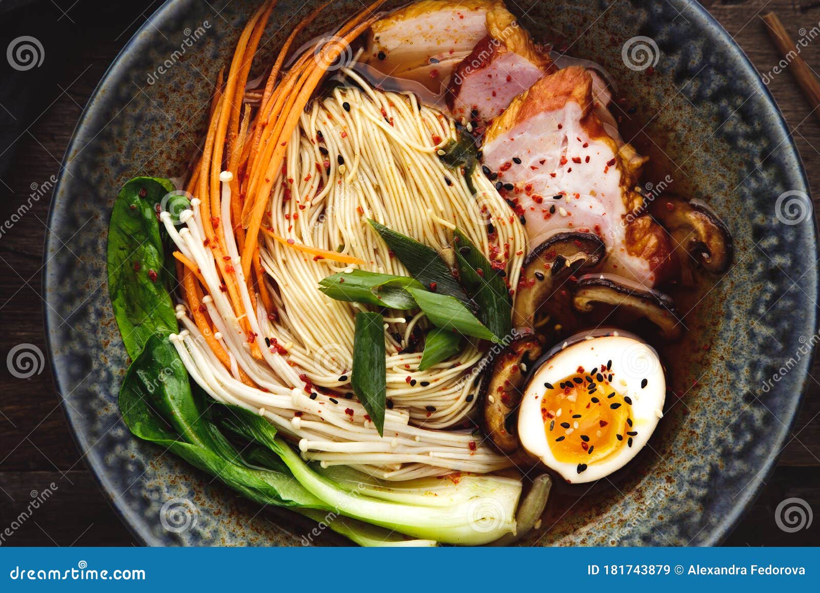 Cuenco tradicional casero de sopa de ramen con huevo, fideos, setas shitake  en una mesa